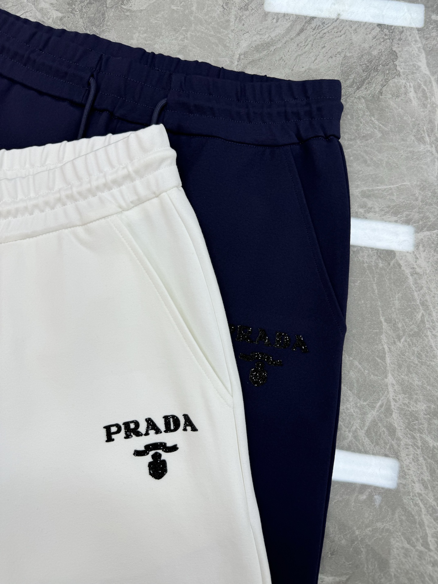 
⚜️PRAD*普拉达*25s春款休闲裤！懒人搭配款～口袋下方经典品牌字母烫钻工艺.厚口袋精致三角皮标.