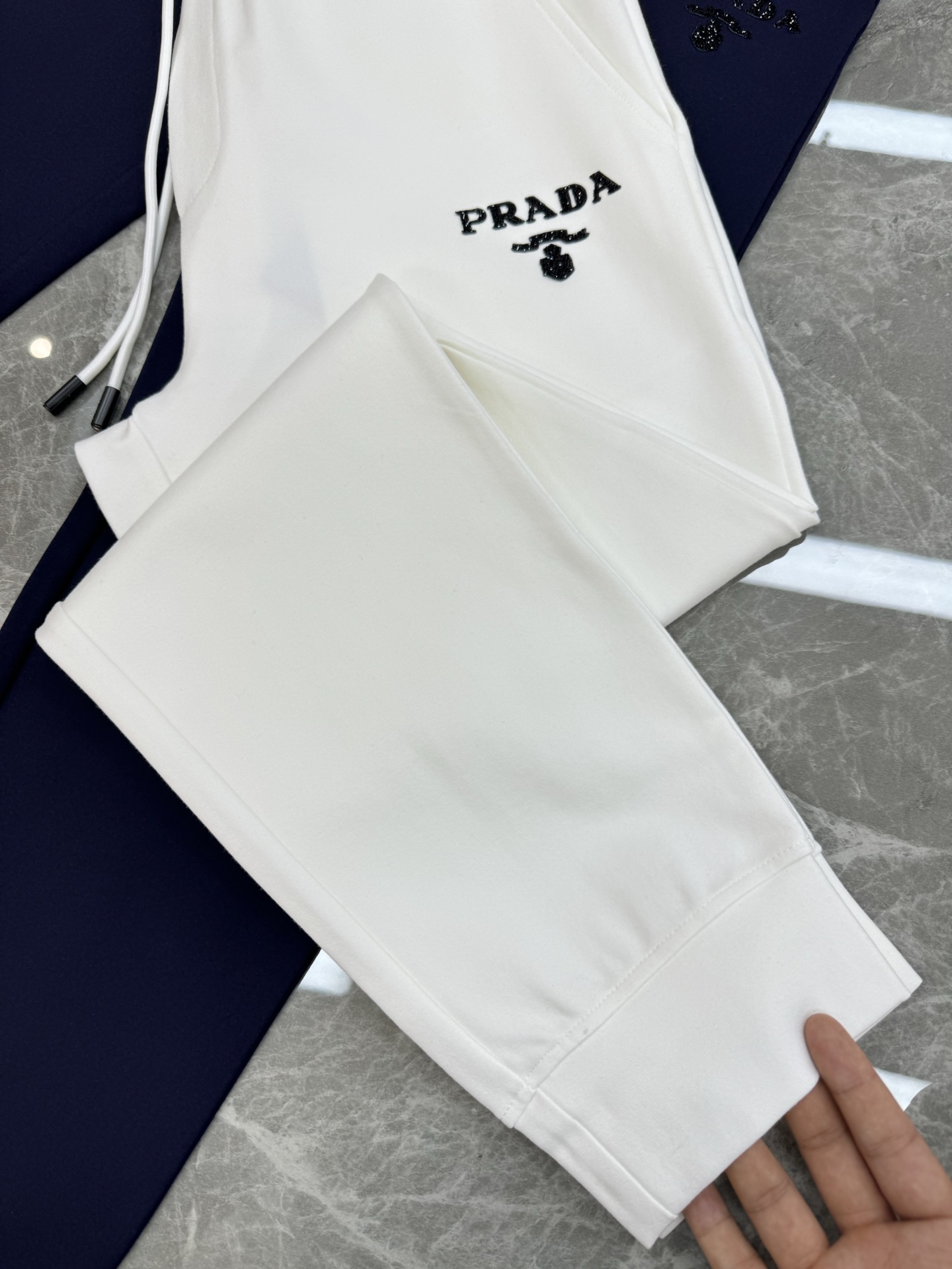 
⚜️PRAD*普拉达*25s春款休闲裤！懒人搭配款～口袋下方经典品牌字母烫钻工艺.厚口袋精致三角皮标.