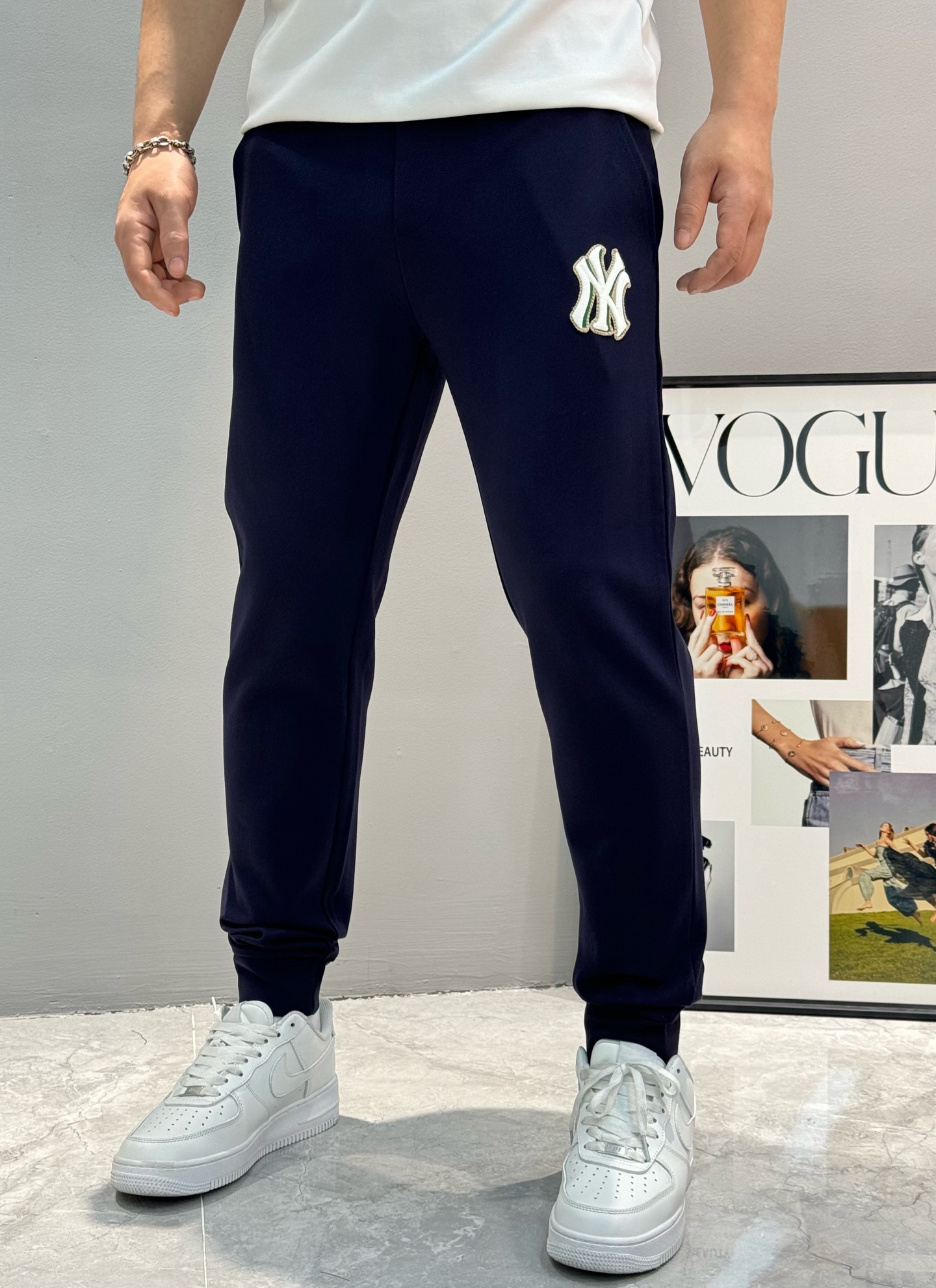 
⚜️MLB-NY*25s春款男士休闲卫裤.一款专为秋季打造的休闲裤装，优选定制锦棉面料.属于金属丝面料