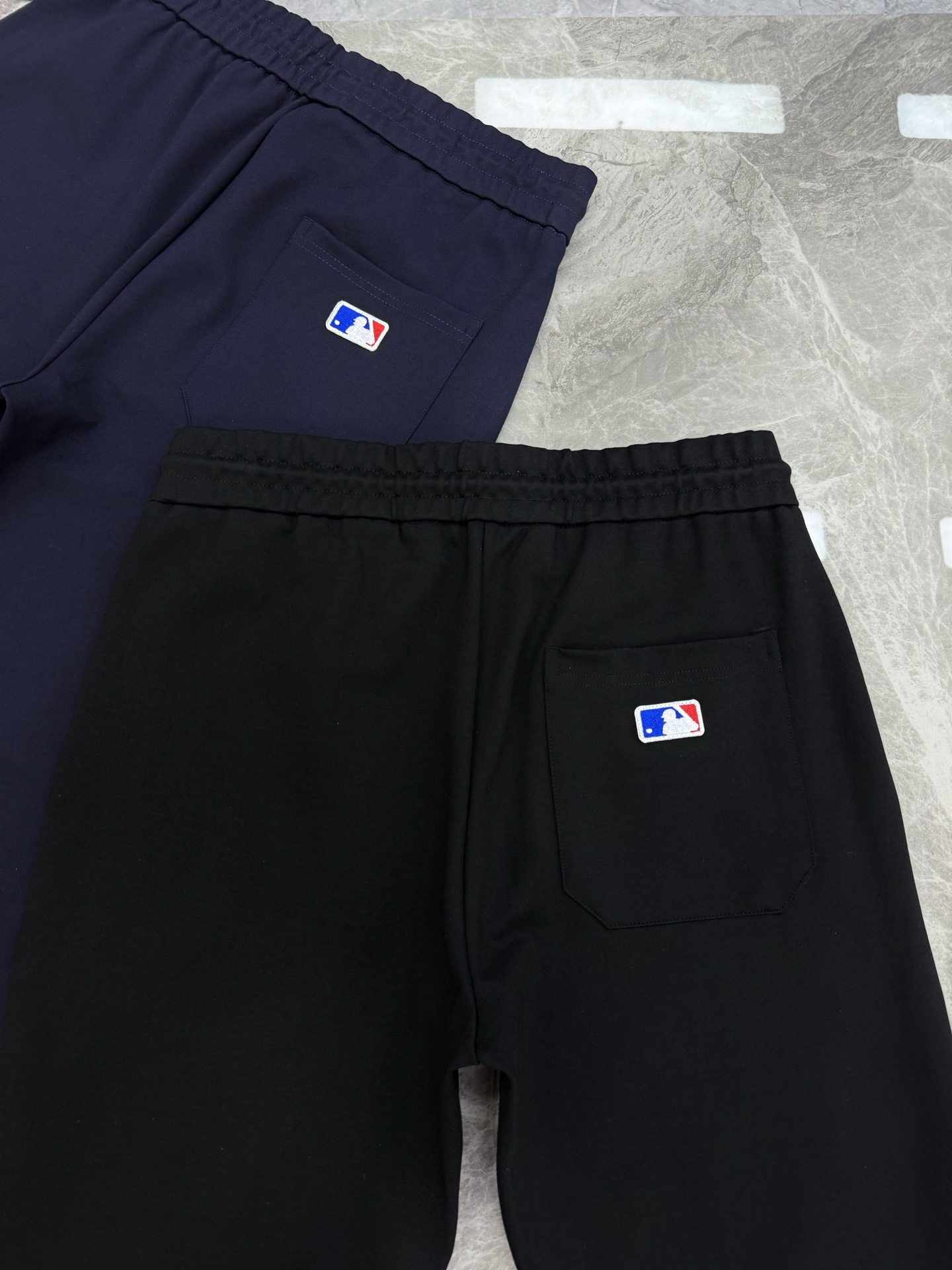 
⚜️MLB-NY*25s春款男士休闲卫裤.一款专为秋季打造的休闲裤装，优选定制锦棉面料.属于金属丝面料