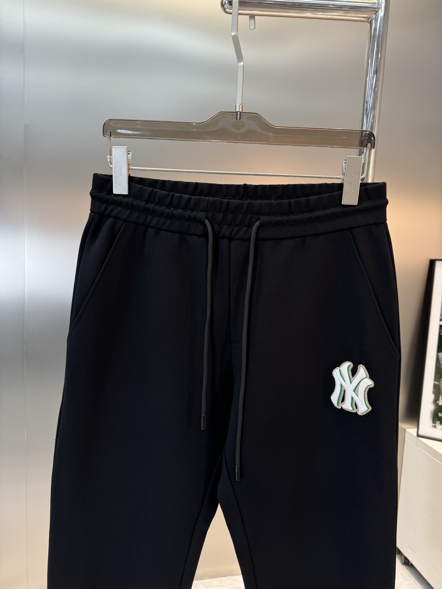 
⚜️MLB-NY*25s春款男士休闲卫裤.一款专为秋季打造的休闲裤装，优选定制锦棉面料.属于金属丝面料