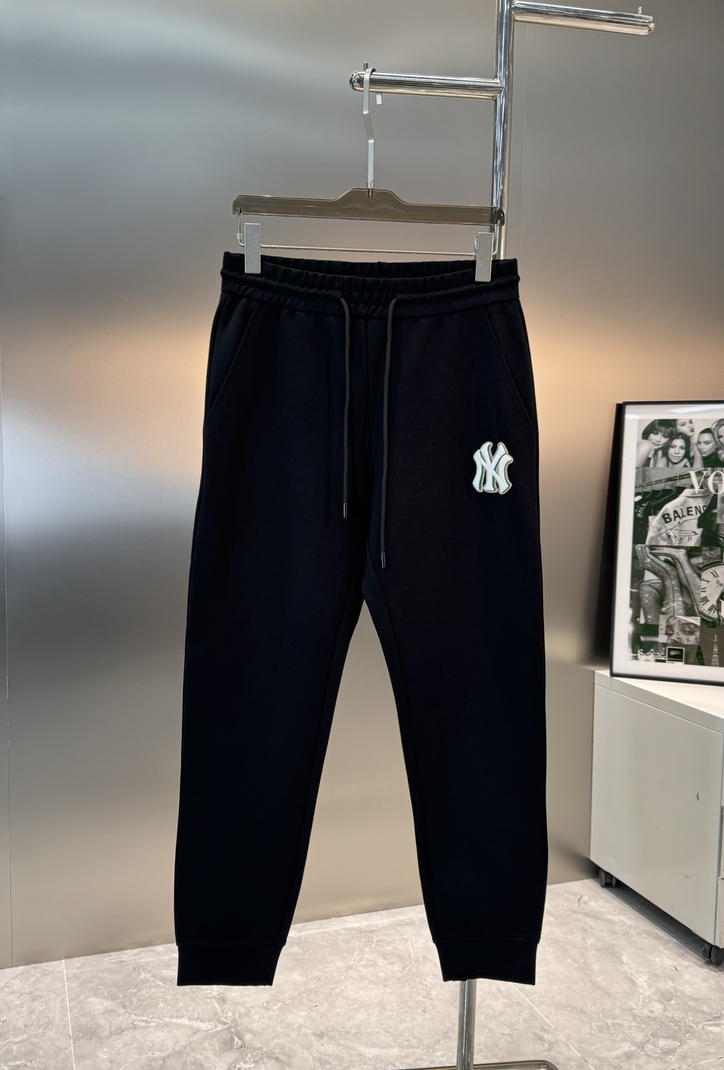 
⚜️MLB-NY*25s春款男士休闲卫裤.一款专为秋季打造的休闲裤装，优选定制锦棉面料.属于金属丝面料