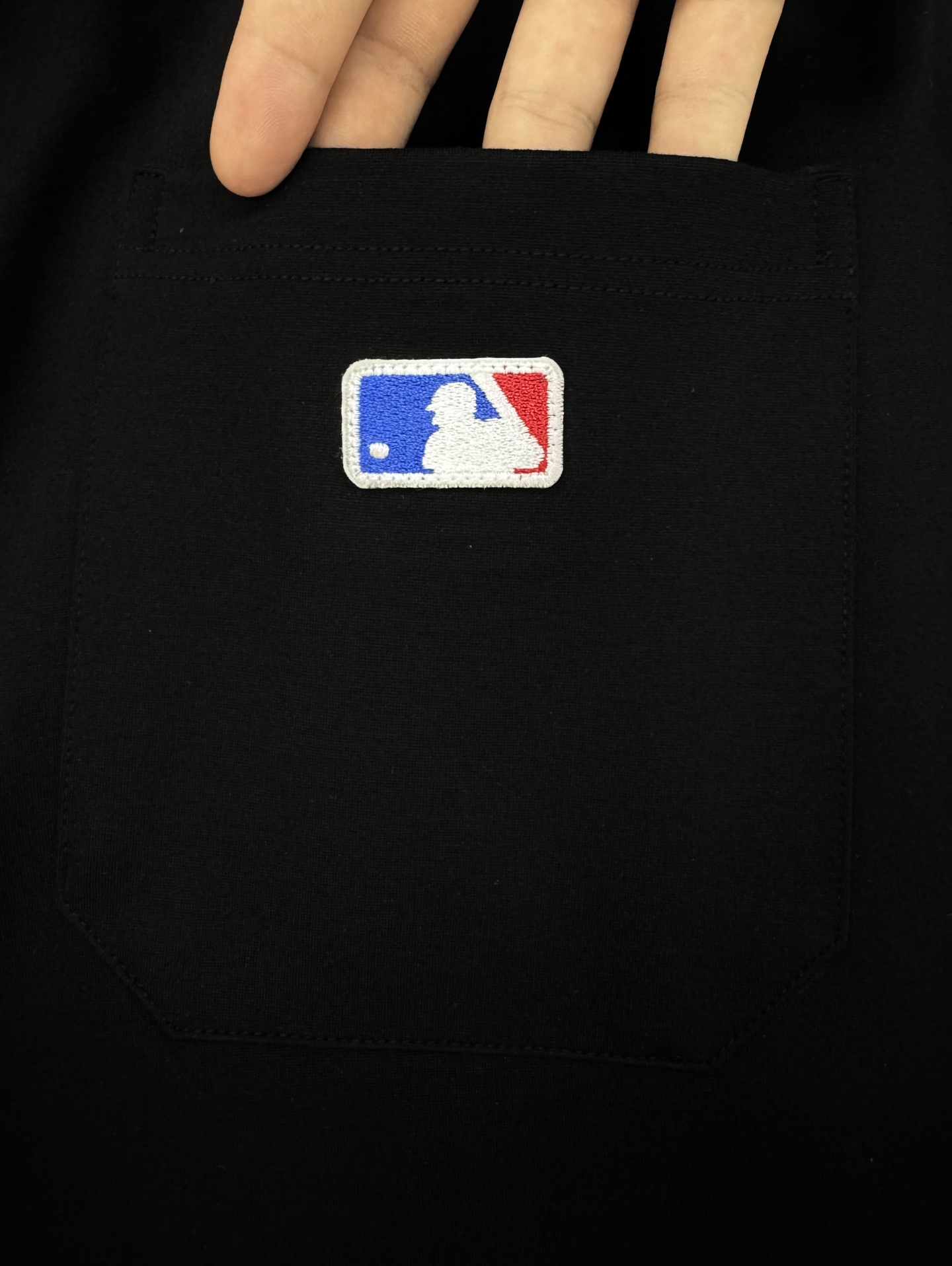 
⚜️MLB-NY*25s春款男士休闲卫裤.一款专为秋季打造的休闲裤装，优选定制锦棉面料.属于金属丝面料