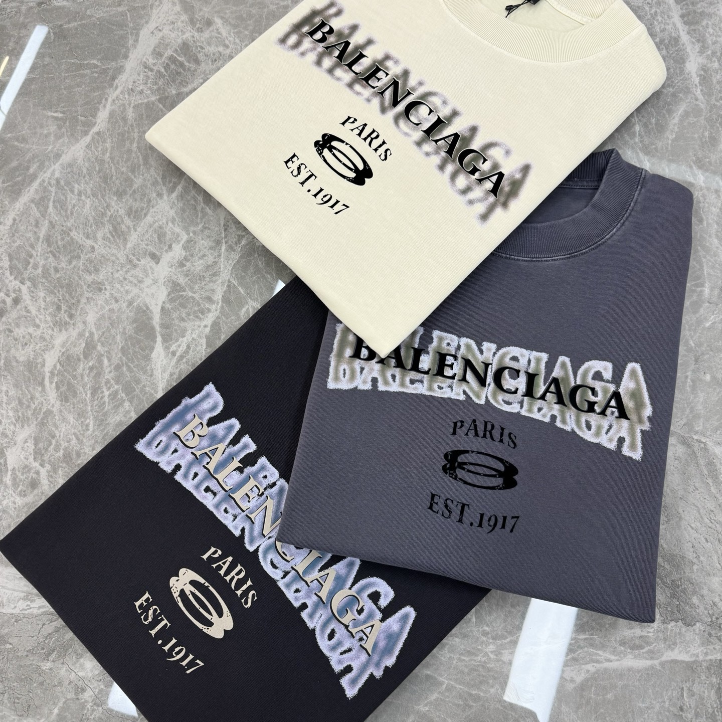 
⚜️balenciag*巴黎25s新款圆领T恤.重水洗潮牌T恤！男女同款～不同工艺呈现不一样的视觉感受