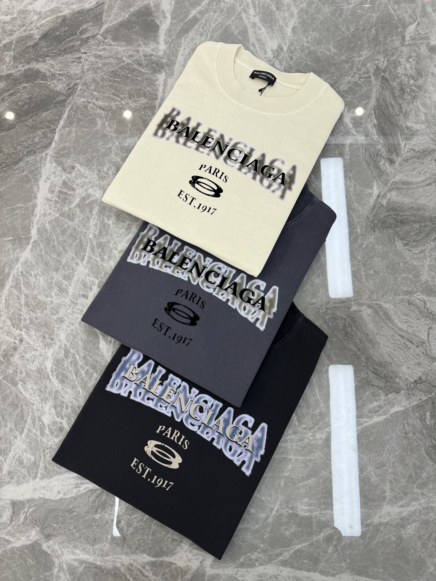 
⚜️balenciag*巴黎25s新款圆领T恤.重水洗潮牌T恤！男女同款～不同工艺呈现不一样的视觉感受