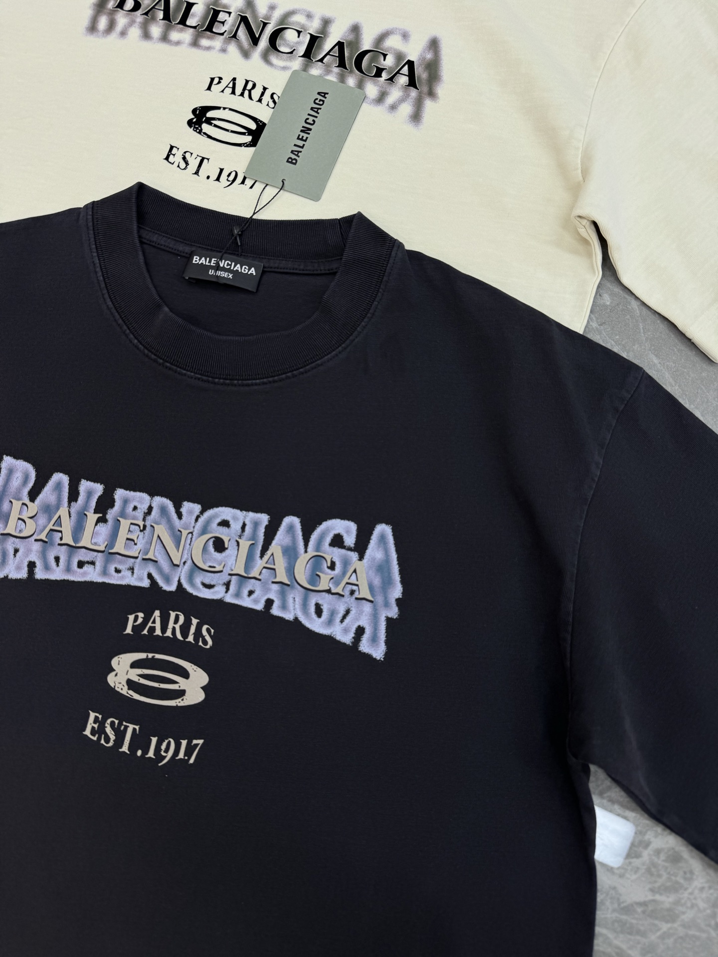 
⚜️balenciag*巴黎25s新款圆领T恤.重水洗潮牌T恤！男女同款～不同工艺呈现不一样的视觉感受