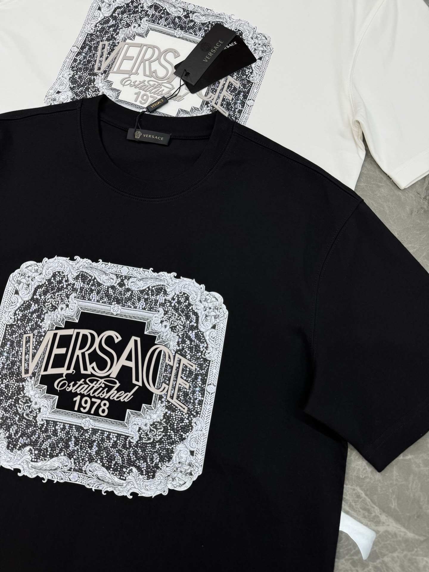 
⚜️Versac*25s新款潮牌T恤.男女同款！胸前字母图形及字母高温烫画设计.三层工艺立体感满满.品