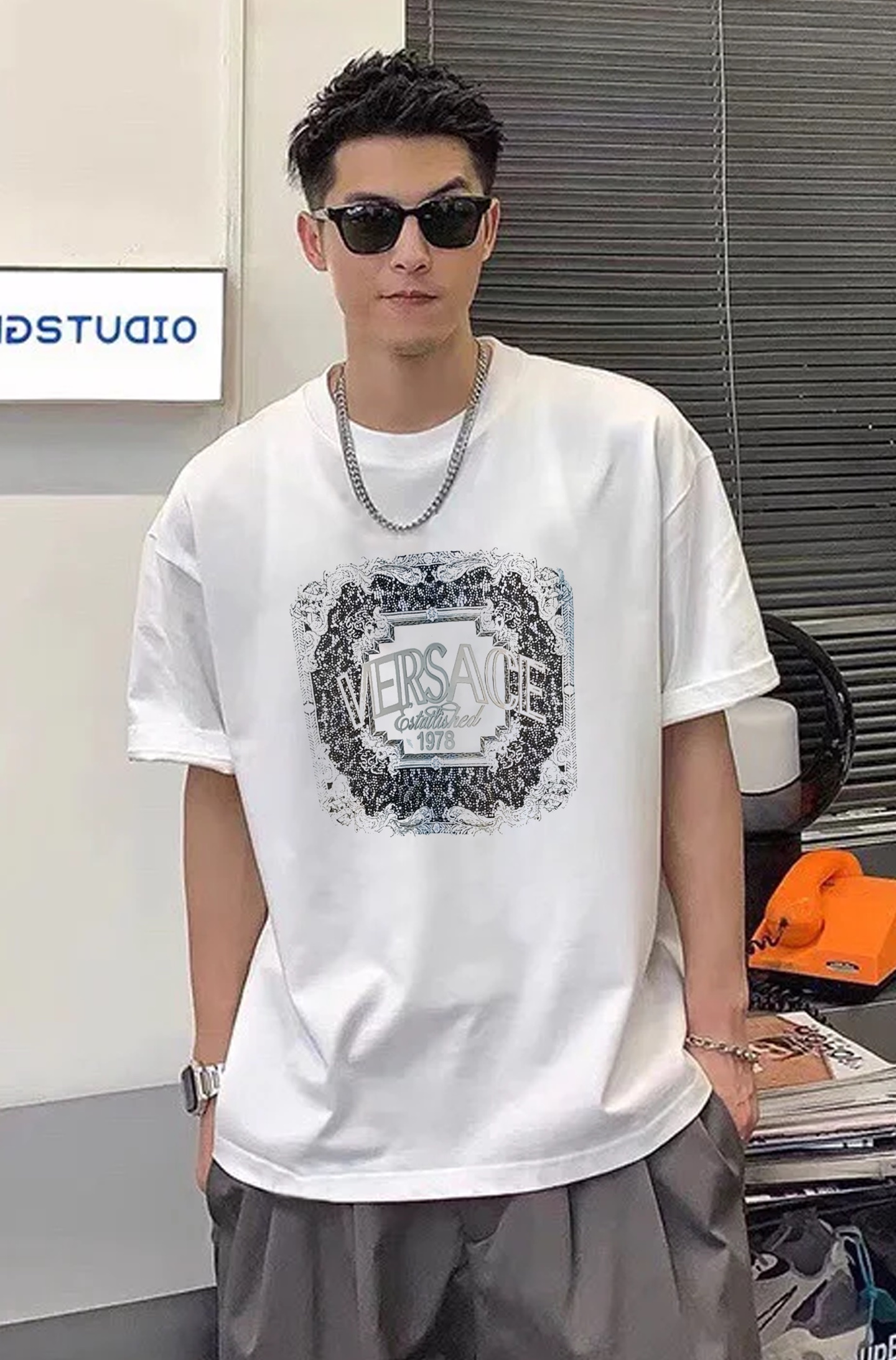 
⚜️Versac*25s新款潮牌T恤.男女同款！胸前字母图形及字母高温烫画设计.三层工艺立体感满满.品