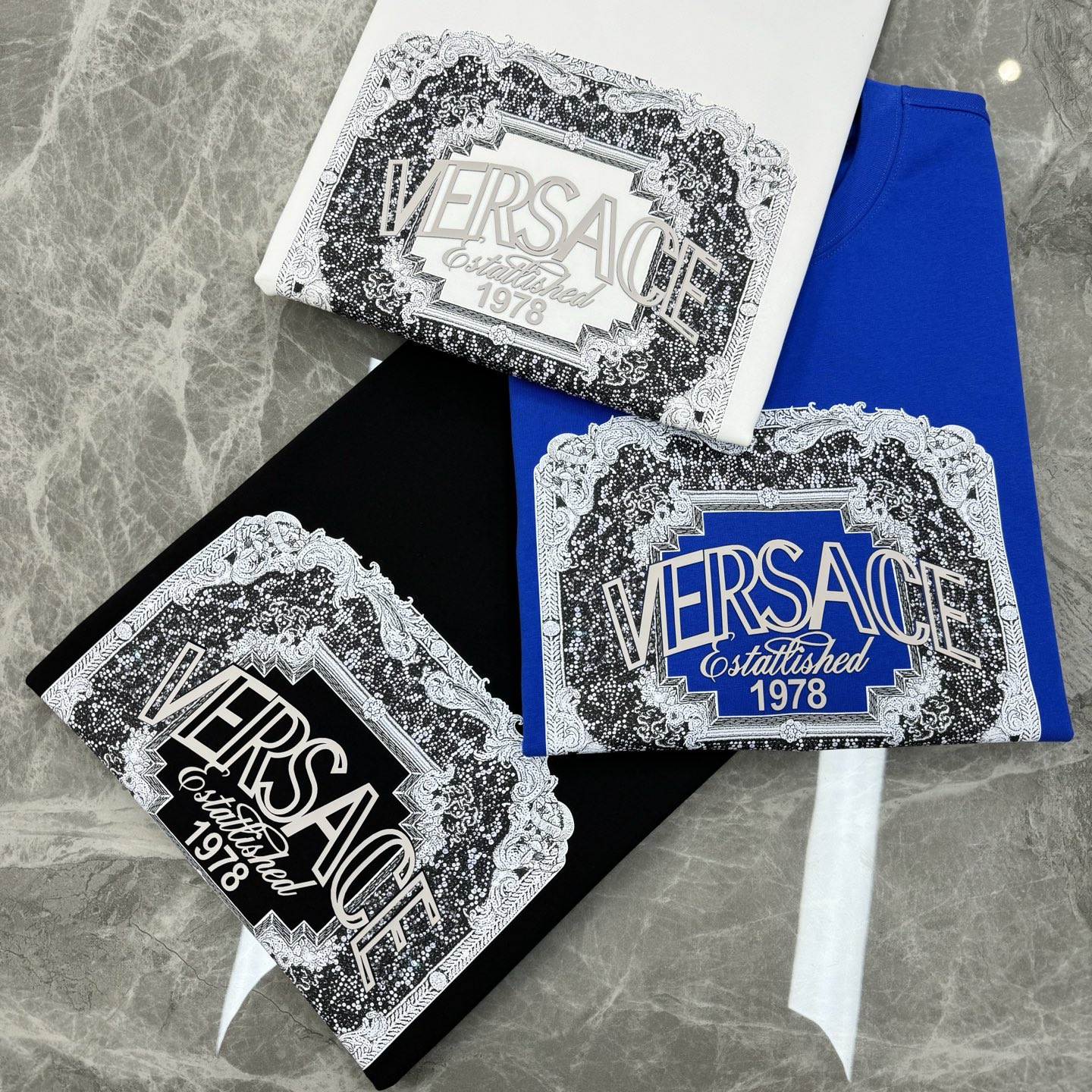 
⚜️Versac*25s新款潮牌T恤.男女同款！胸前字母图形及字母高温烫画设计.三层工艺立体感满满.品