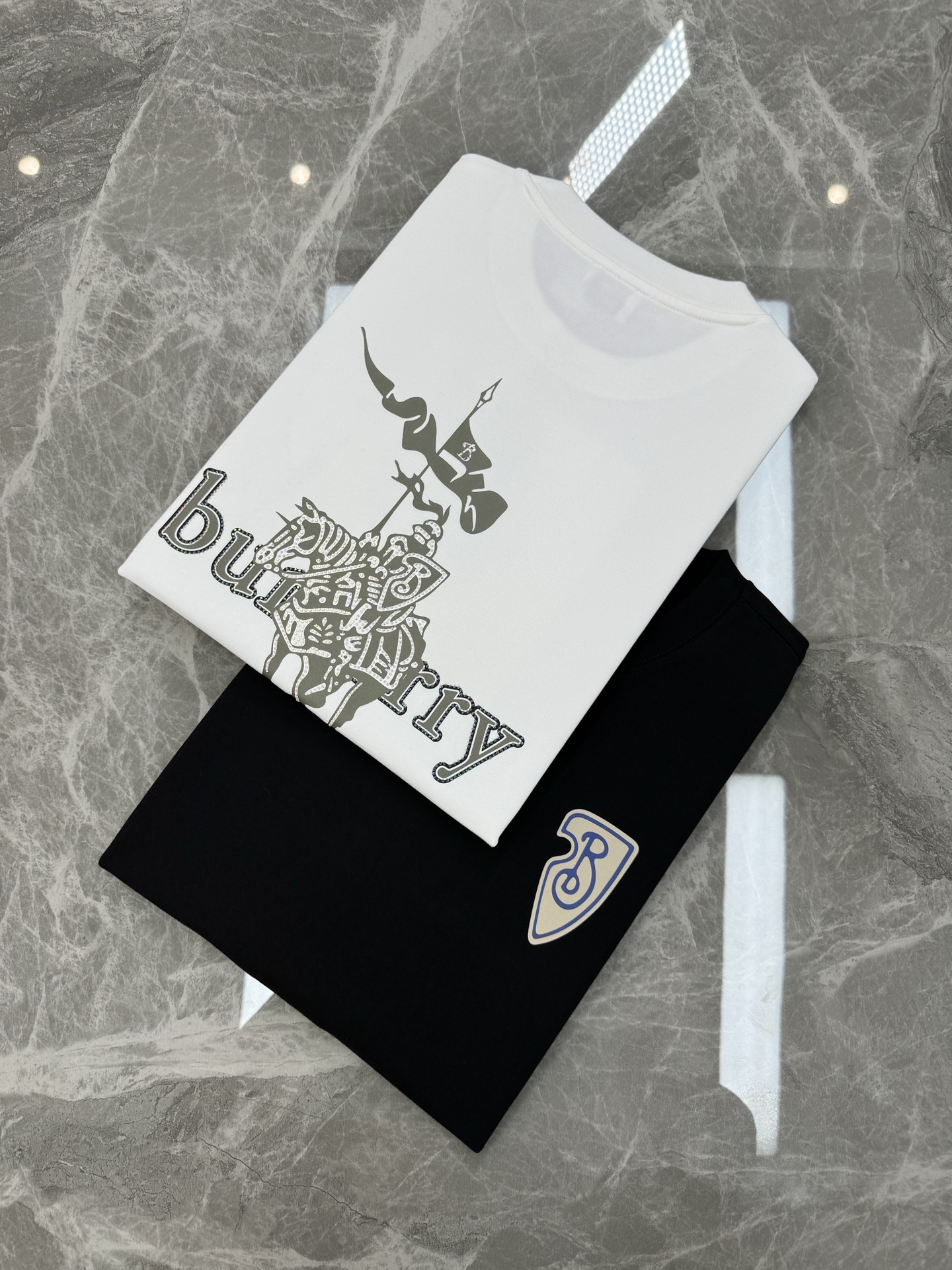
⚜️BBR*25s原单爆款圆领T恤🔥男女同款！精致3D王牌战马印花工艺.烫钻双层工艺.简单又高级！一款