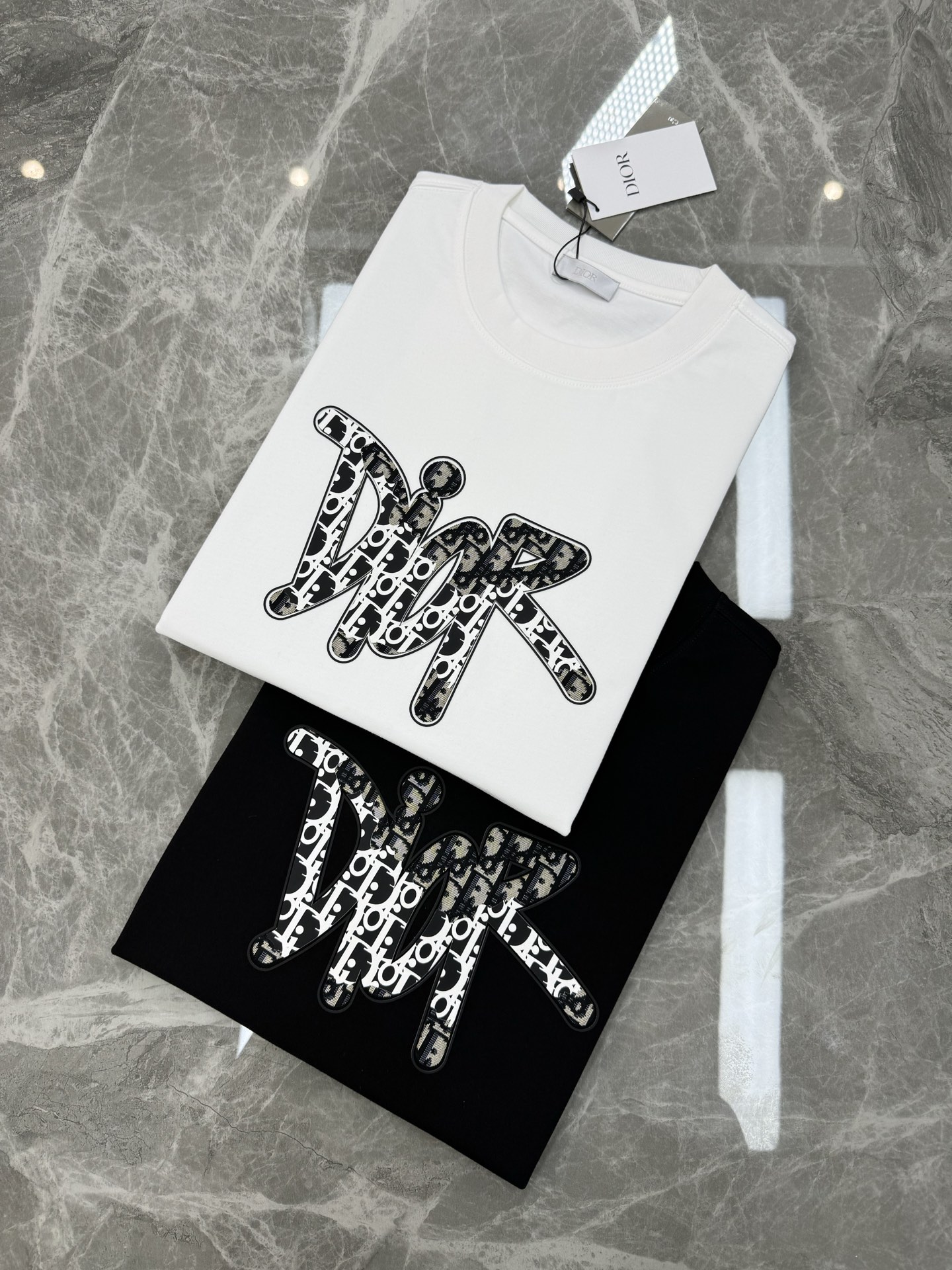 
⚜️DIO*R迪-奥25s新款情侣圆领T恤！胸前新款印花.双层工艺.蝴蝶效应精致印花.烫钻工艺立体感十