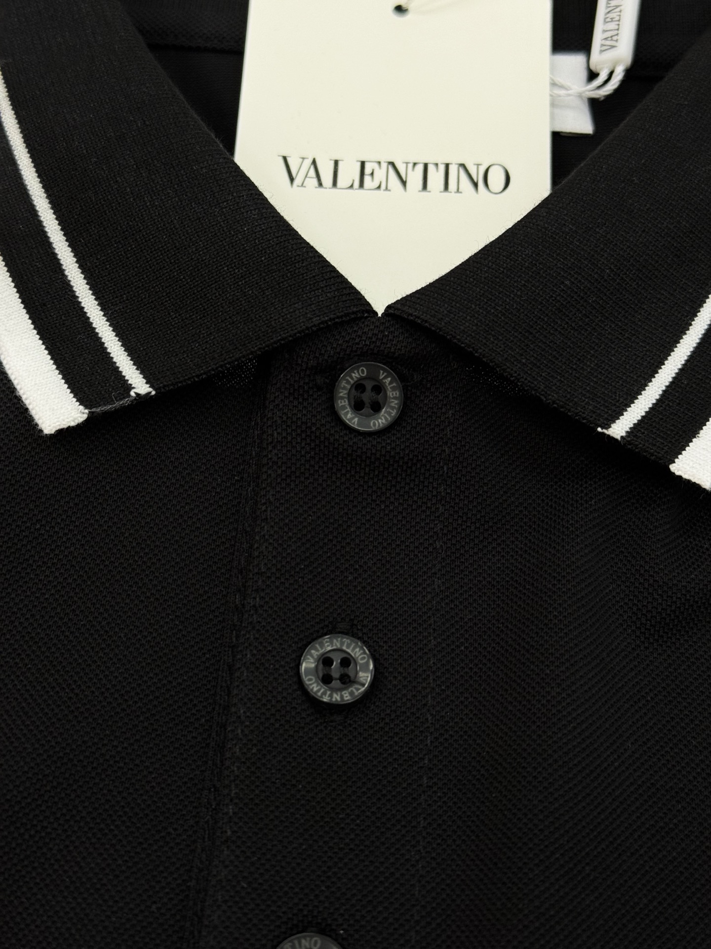 
⚜️VALE NTINO华伦-天奴25s春夏男士POLO.新款推荐.精致条纹领设计.成衣定织百分百丝光