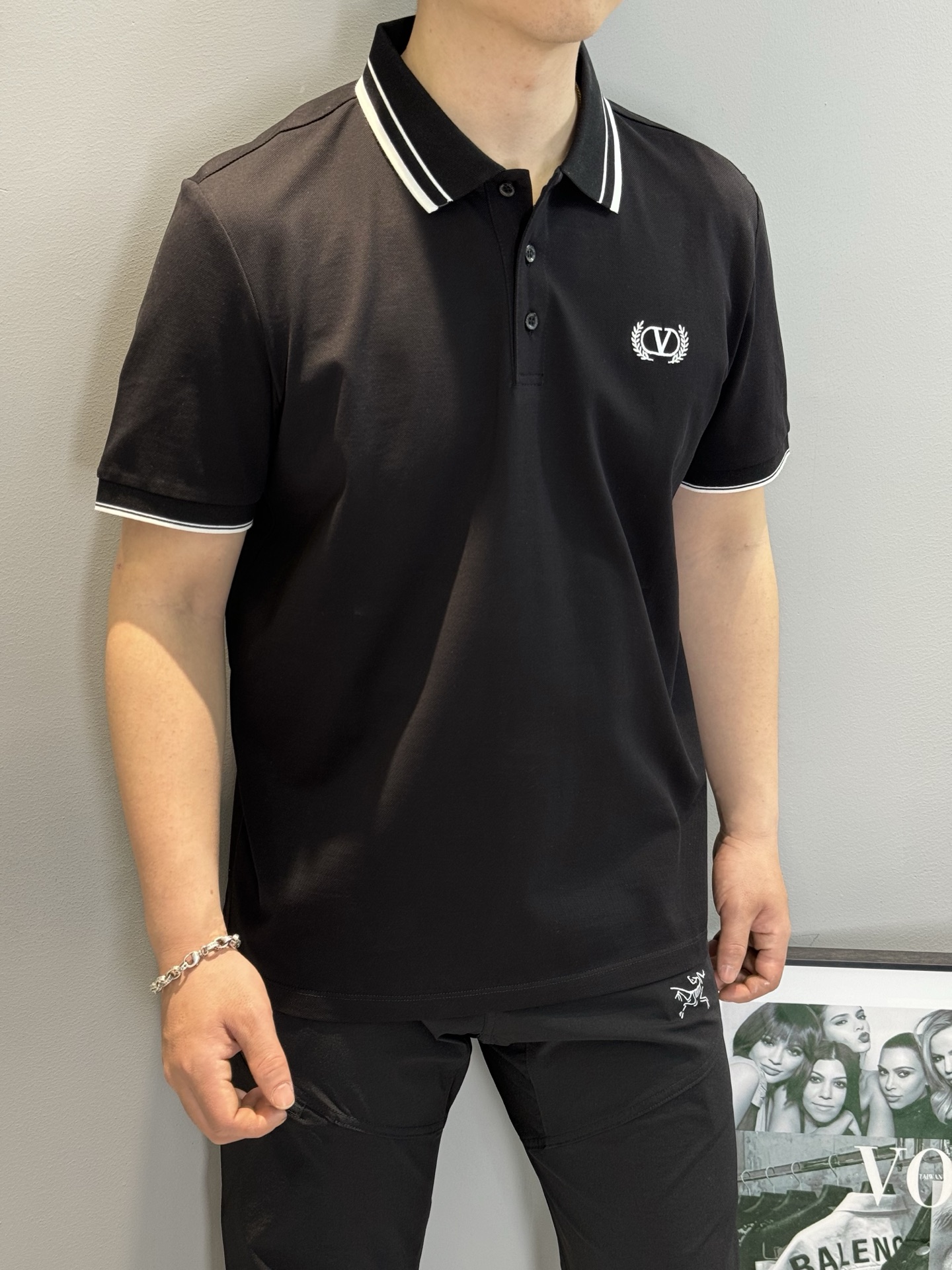 
⚜️VALE NTINO华伦-天奴25s春夏男士POLO.新款推荐.精致条纹领设计.成衣定织百分百丝光