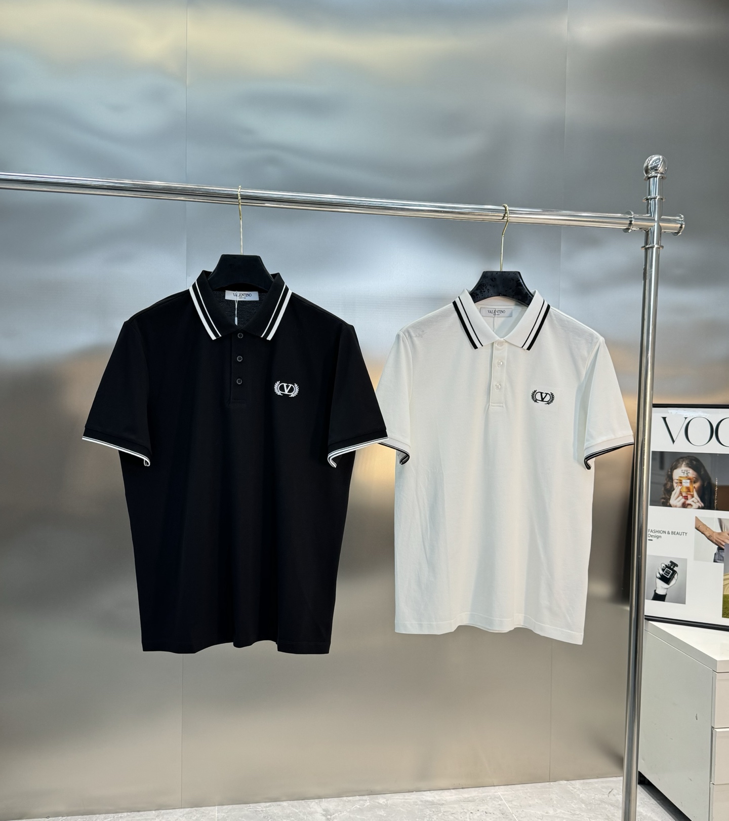 
⚜️VALE NTINO华伦-天奴25s春夏男士POLO.新款推荐.精致条纹领设计.成衣定织百分百丝光