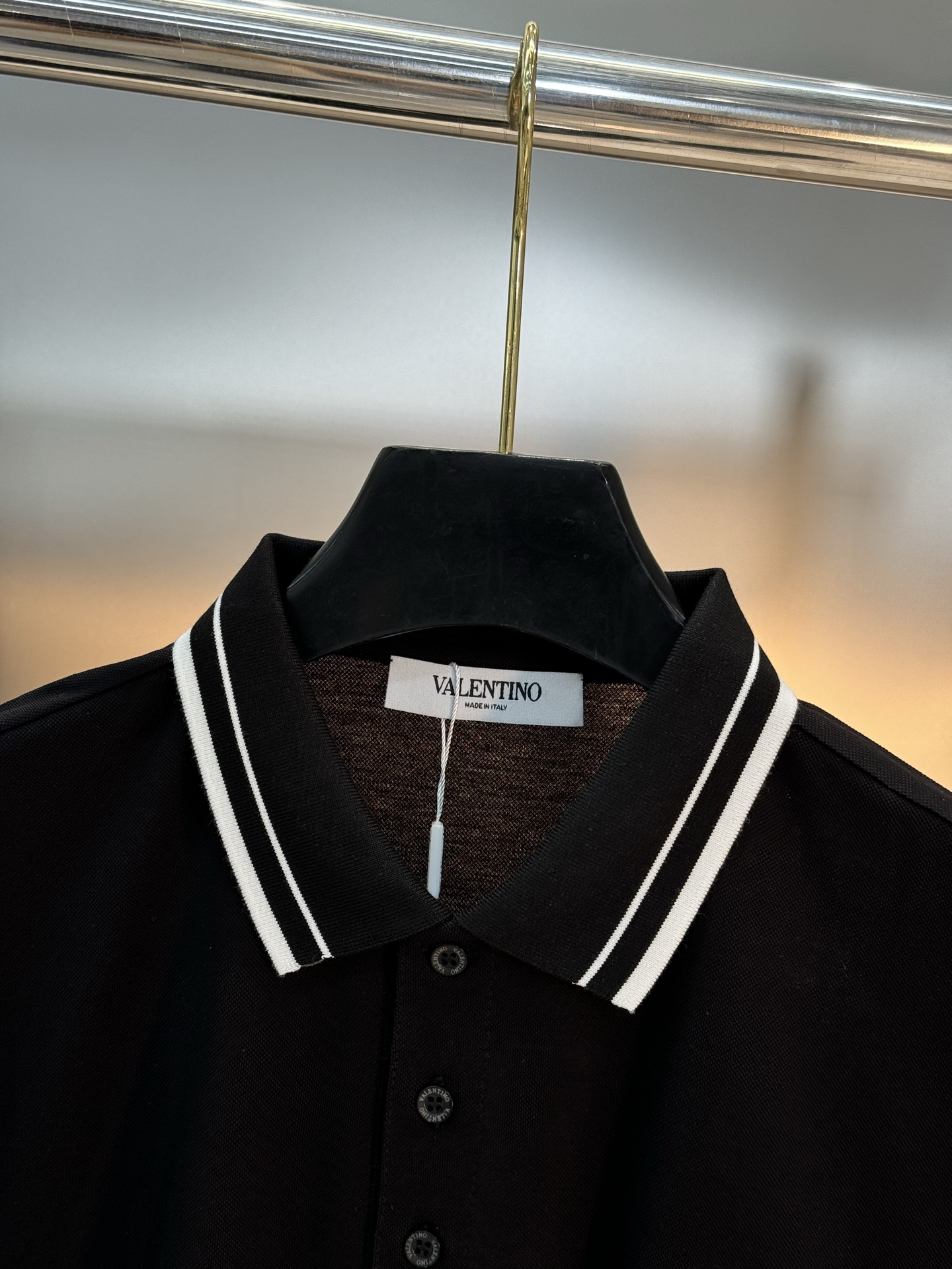 
⚜️VALE NTINO华伦-天奴25s春夏男士POLO.新款推荐.精致条纹领设计.成衣定织百分百丝光