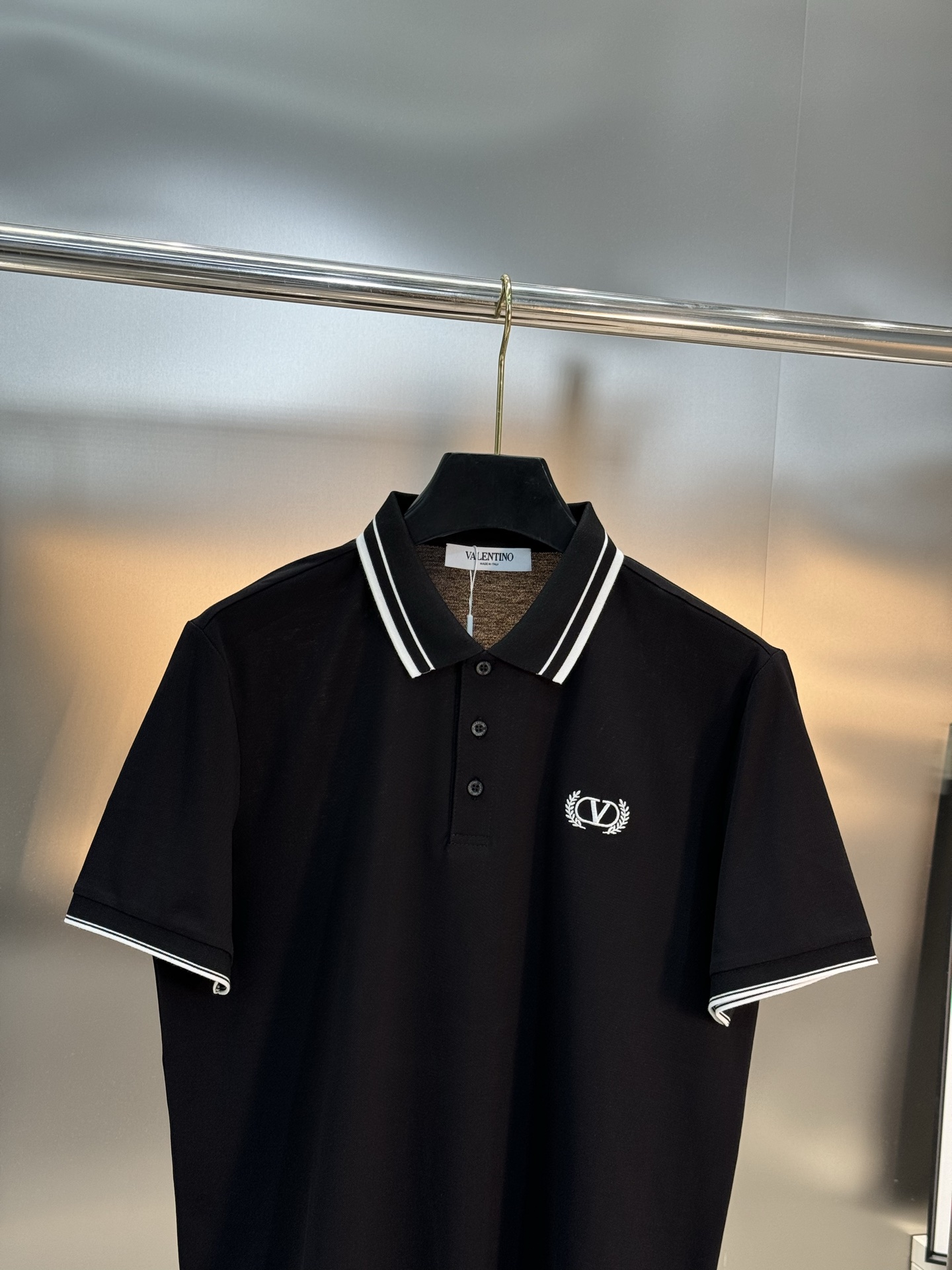 
⚜️VALE NTINO华伦-天奴25s春夏男士POLO.新款推荐.精致条纹领设计.成衣定织百分百丝光
