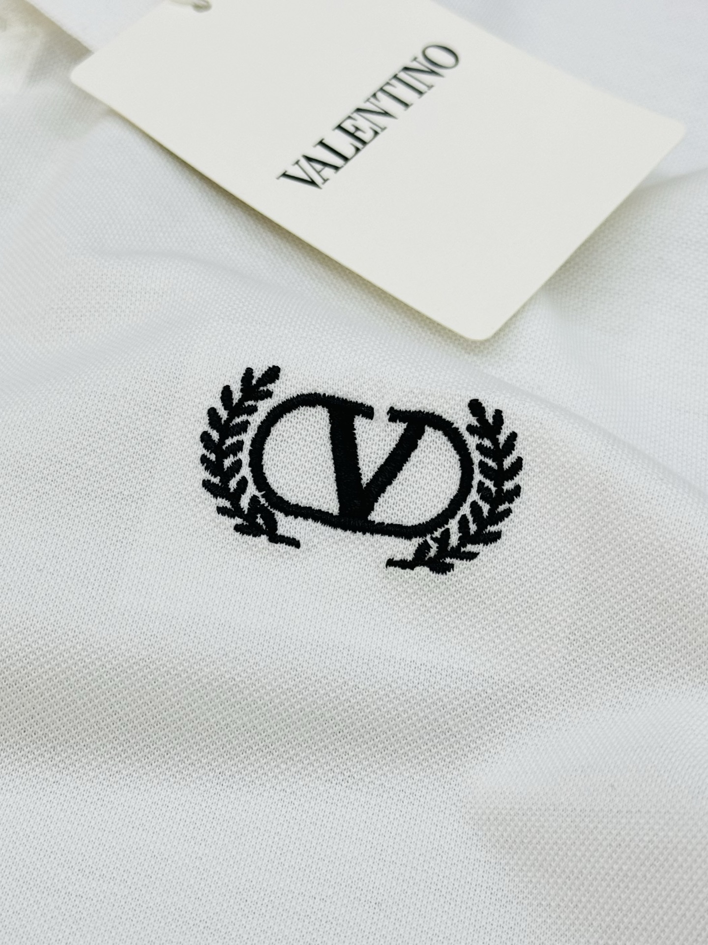 
⚜️VALE NTINO华伦-天奴25s春夏男士POLO.新款推荐.精致条纹领设计.成衣定织百分百丝光
