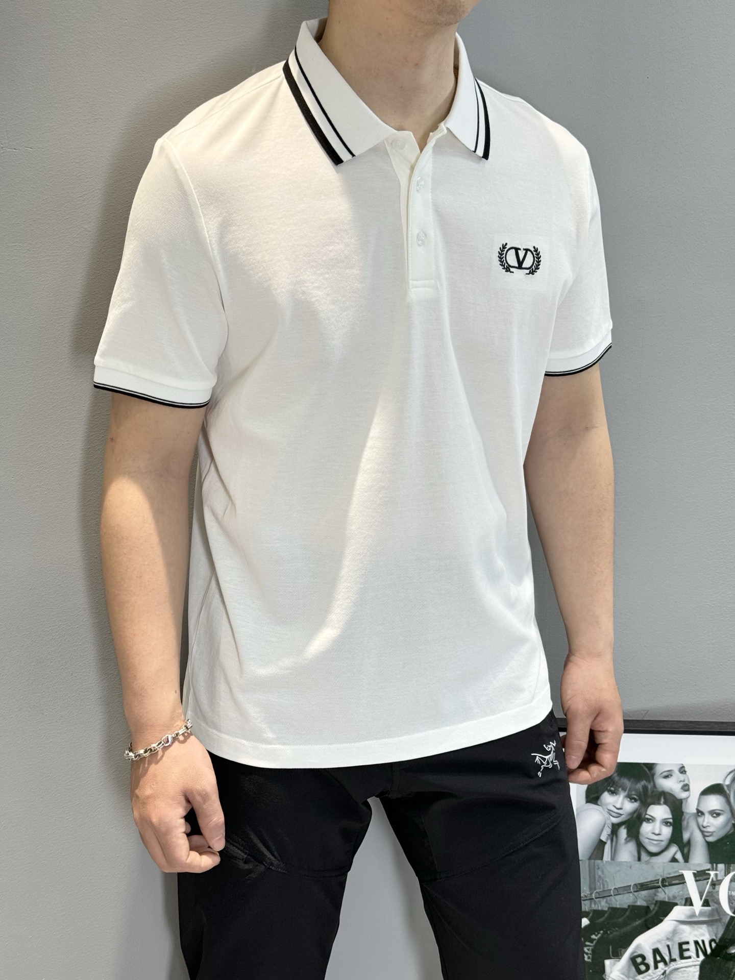 
⚜️VALE NTINO华伦-天奴25s春夏男士POLO.新款推荐.精致条纹领设计.成衣定织百分百丝光