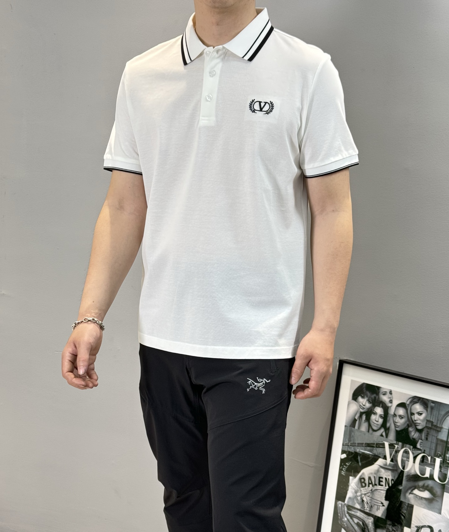 
⚜️VALE NTINO华伦-天奴25s春夏男士POLO.新款推荐.精致条纹领设计.成衣定织百分百丝光