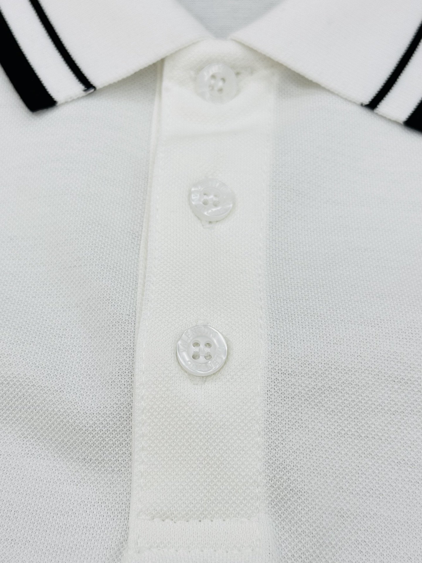 
⚜️VALE NTINO华伦-天奴25s春夏男士POLO.新款推荐.精致条纹领设计.成衣定织百分百丝光