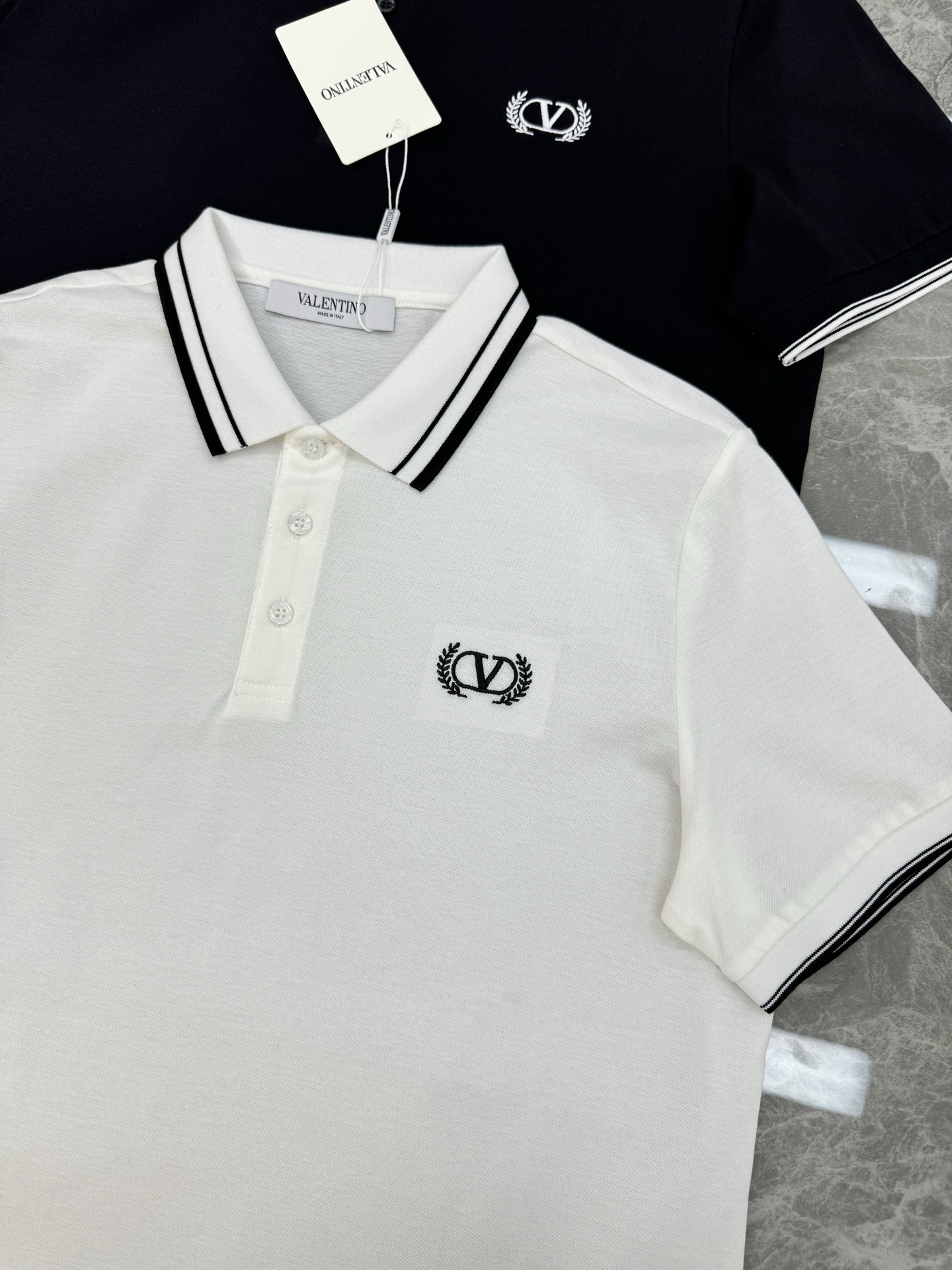 
⚜️VALE NTINO华伦-天奴25s春夏男士POLO.新款推荐.精致条纹领设计.成衣定织百分百丝光