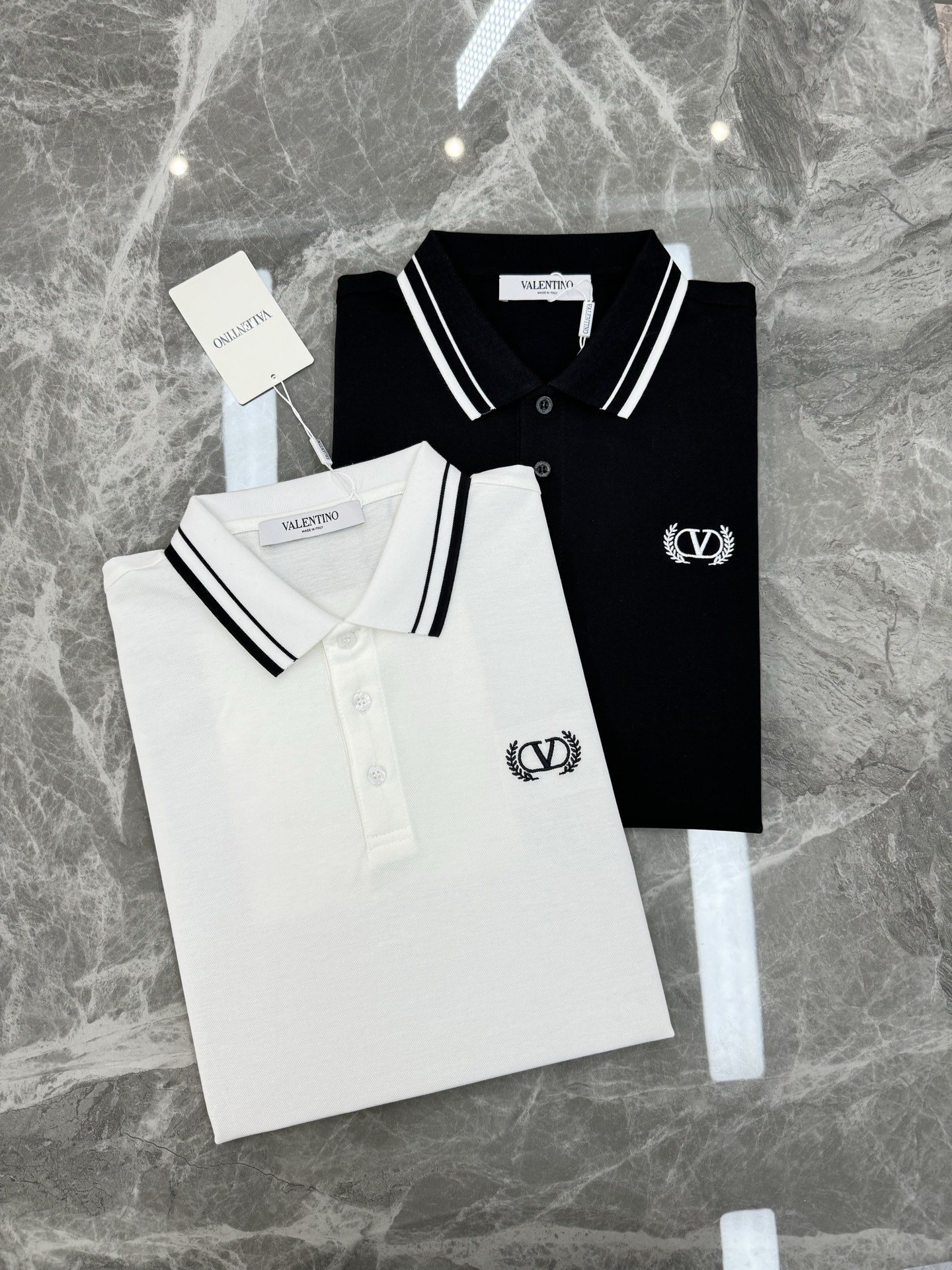 
⚜️VALE NTINO华伦-天奴25s春夏男士POLO.新款推荐.精致条纹领设计.成衣定织百分百丝光