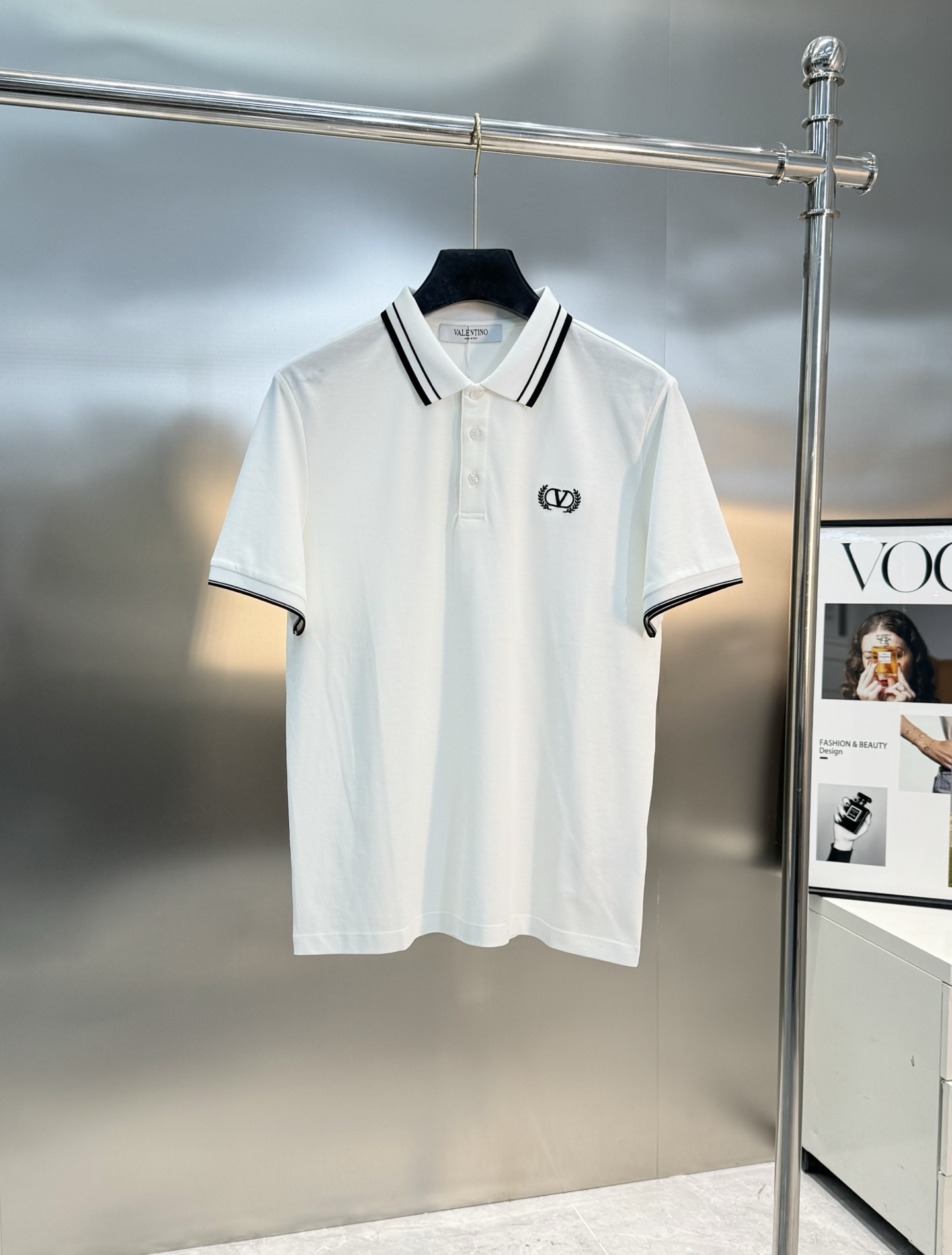 
⚜️VALE NTINO华伦-天奴25s春夏男士POLO.新款推荐.精致条纹领设计.成衣定织百分百丝光