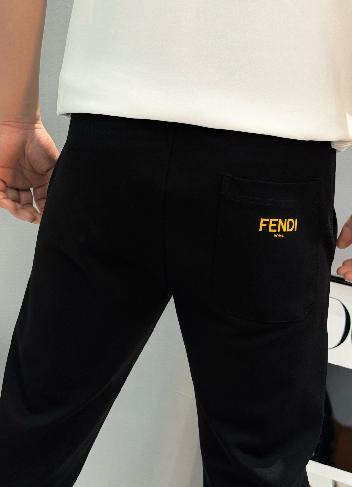 
⚜️FEND*芬-迪25s春季男士时装版休闲裤.经典小怪兽.非常好看的基础款系列！采用定制锦棉面料.属