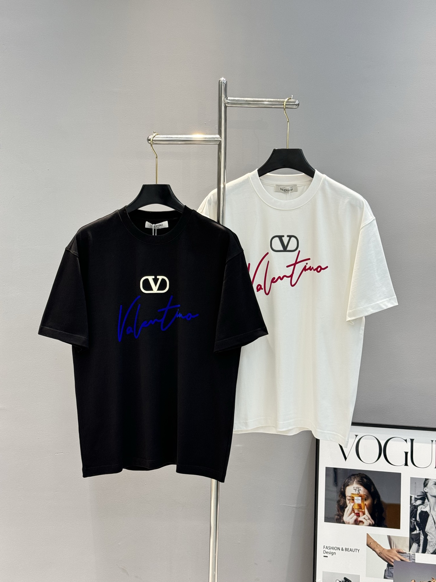 
⚜️Valentin*华伦天-奴25s新款T恤.男女同款～2胸前高级字母LOGO绒感设计.签名款.简单