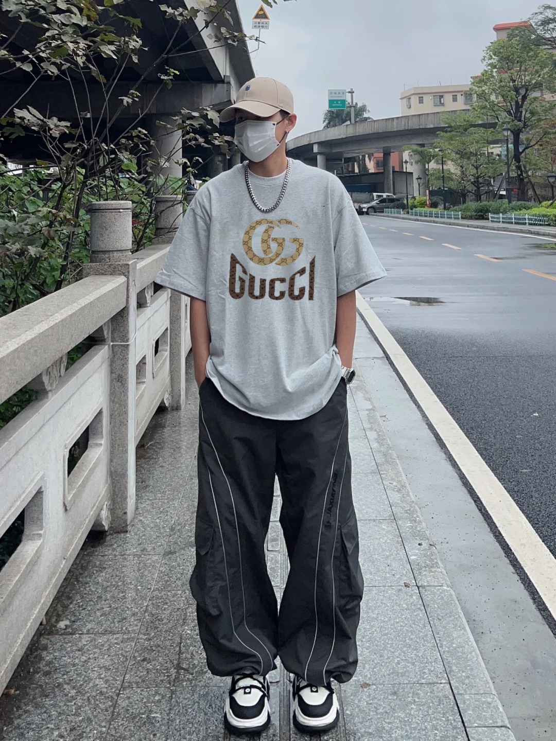 
⚜️GUCC*潮牌25s新款圆领T恤.男女同款～潮人必备！胸前定制品牌图形烫画工艺.双层工艺色彩层次分