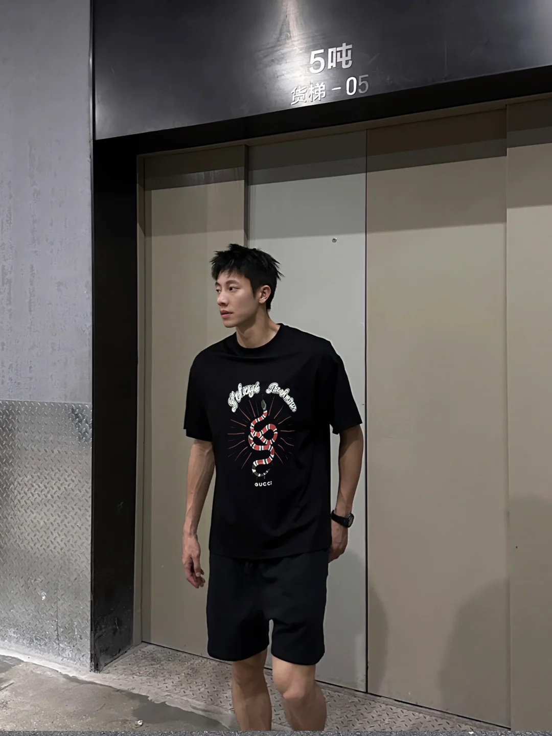 
⚜️GUCC*潮牌25s新款圆领T恤.蛇年特供.男女同款～爆款必推得意胸口定制印花工艺.烫画品牌字母l