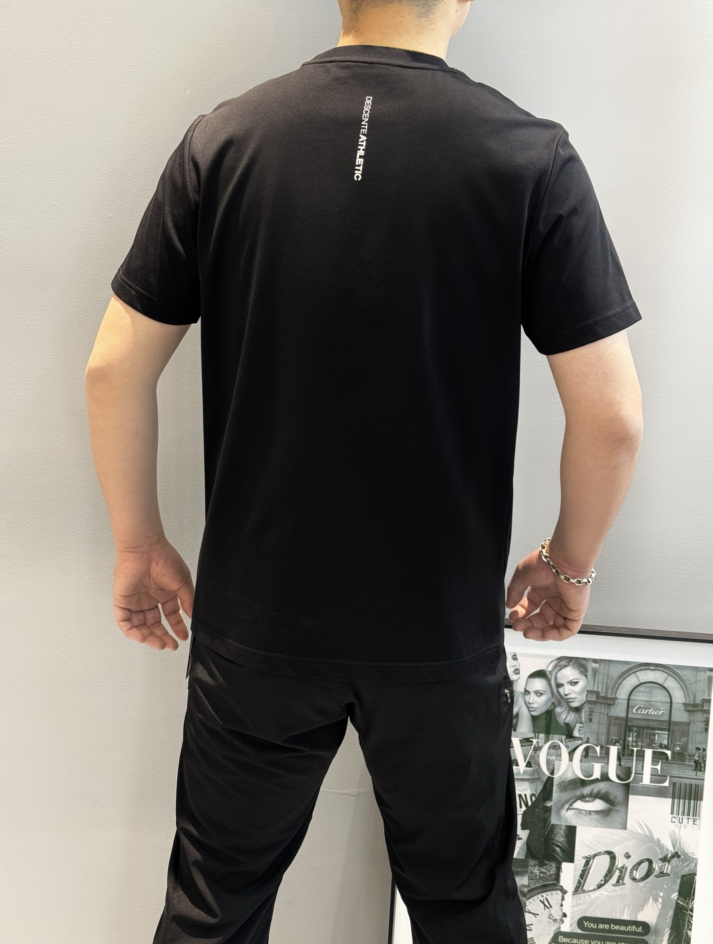 
⚜️DESCENT*迪桑-特新品.25s新款男女同款！纯色系推荐！胸口经典标识.3D烫画设计.简单高级