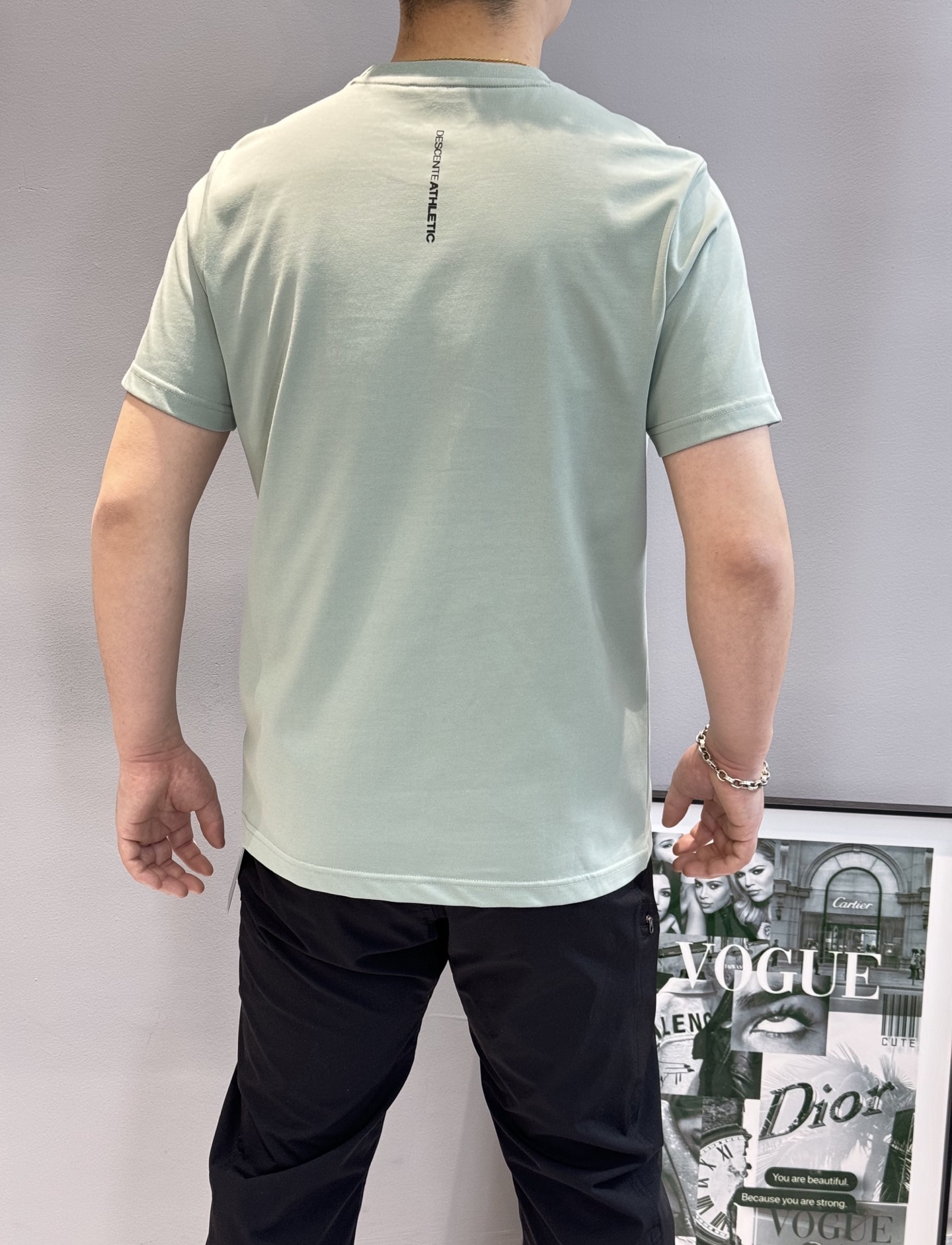 
⚜️DESCENT*迪桑-特新品.25s新款男女同款！纯色系推荐！胸口经典标识.3D烫画设计.简单高级