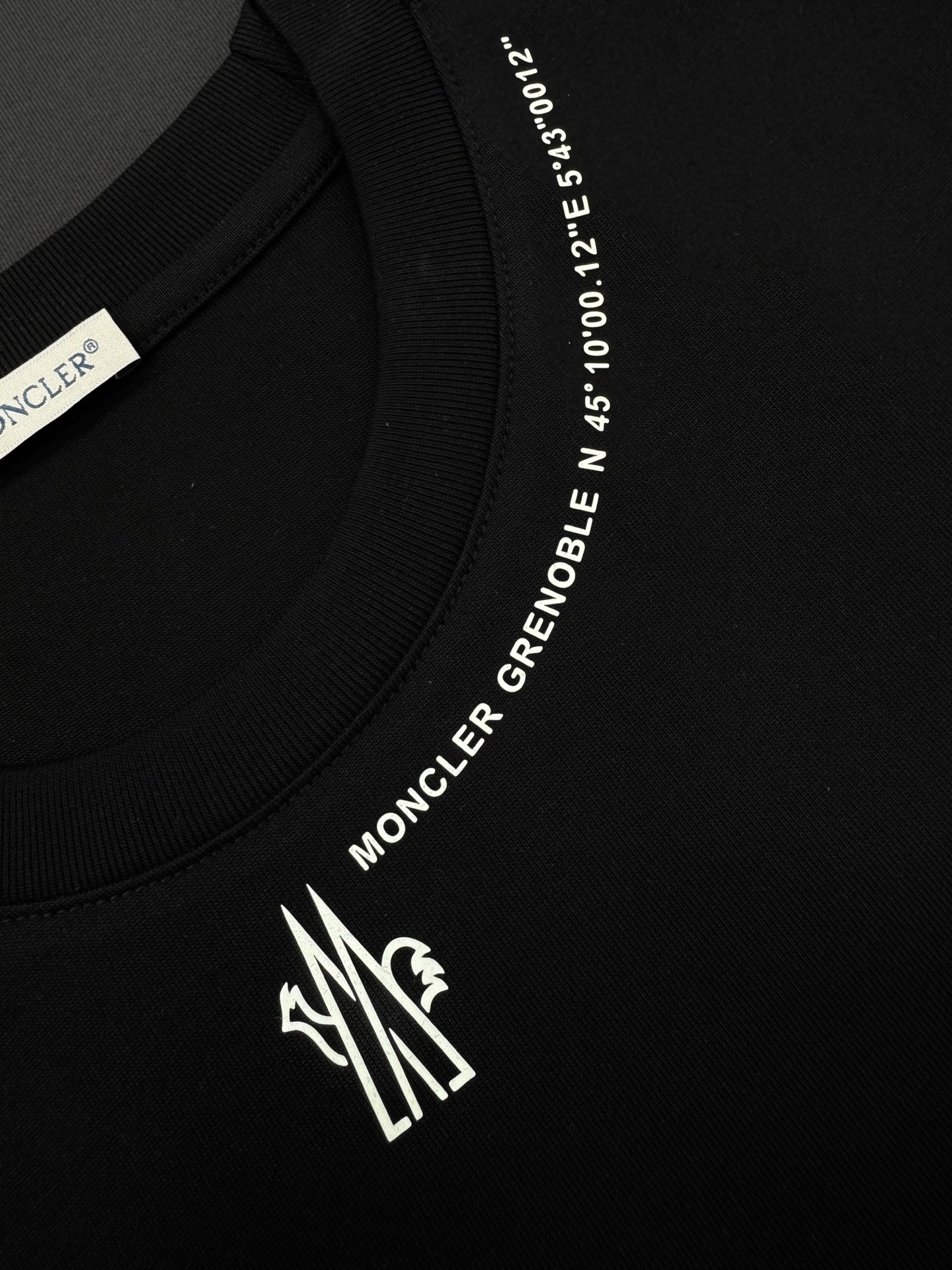 
⚜️Moncler 蒙-口2025ss 短袖T恤，领口下方经典品牌字母设计.袖子搭配原版小帽子.240