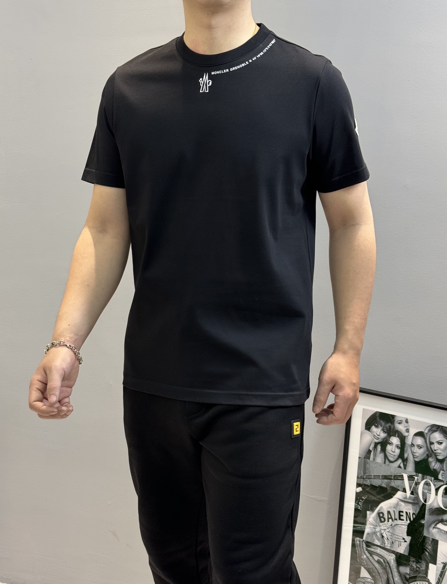 
⚜️Moncler 蒙-口2025ss 短袖T恤，领口下方经典品牌字母设计.袖子搭配原版小帽子.240