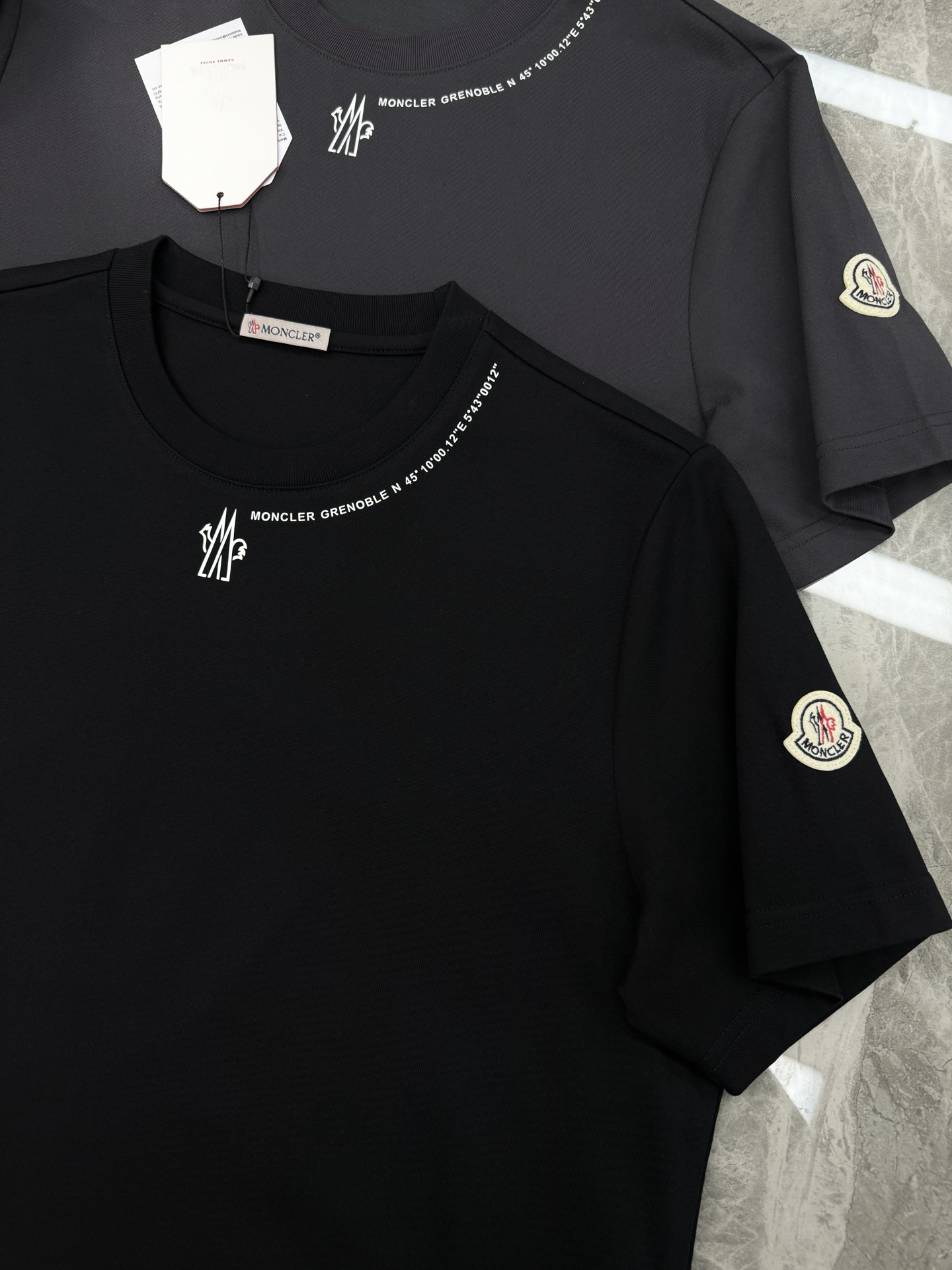 
⚜️Moncler 蒙-口2025ss 短袖T恤，领口下方经典品牌字母设计.袖子搭配原版小帽子.240