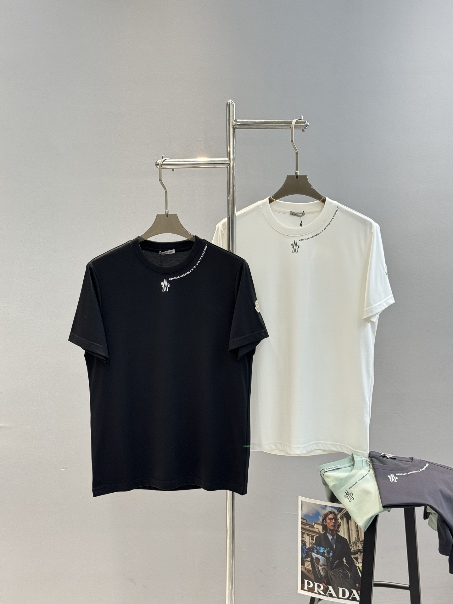 
⚜️Moncler 蒙-口2025ss 短袖T恤，领口下方经典品牌字母设计.袖子搭配原版小帽子.240
