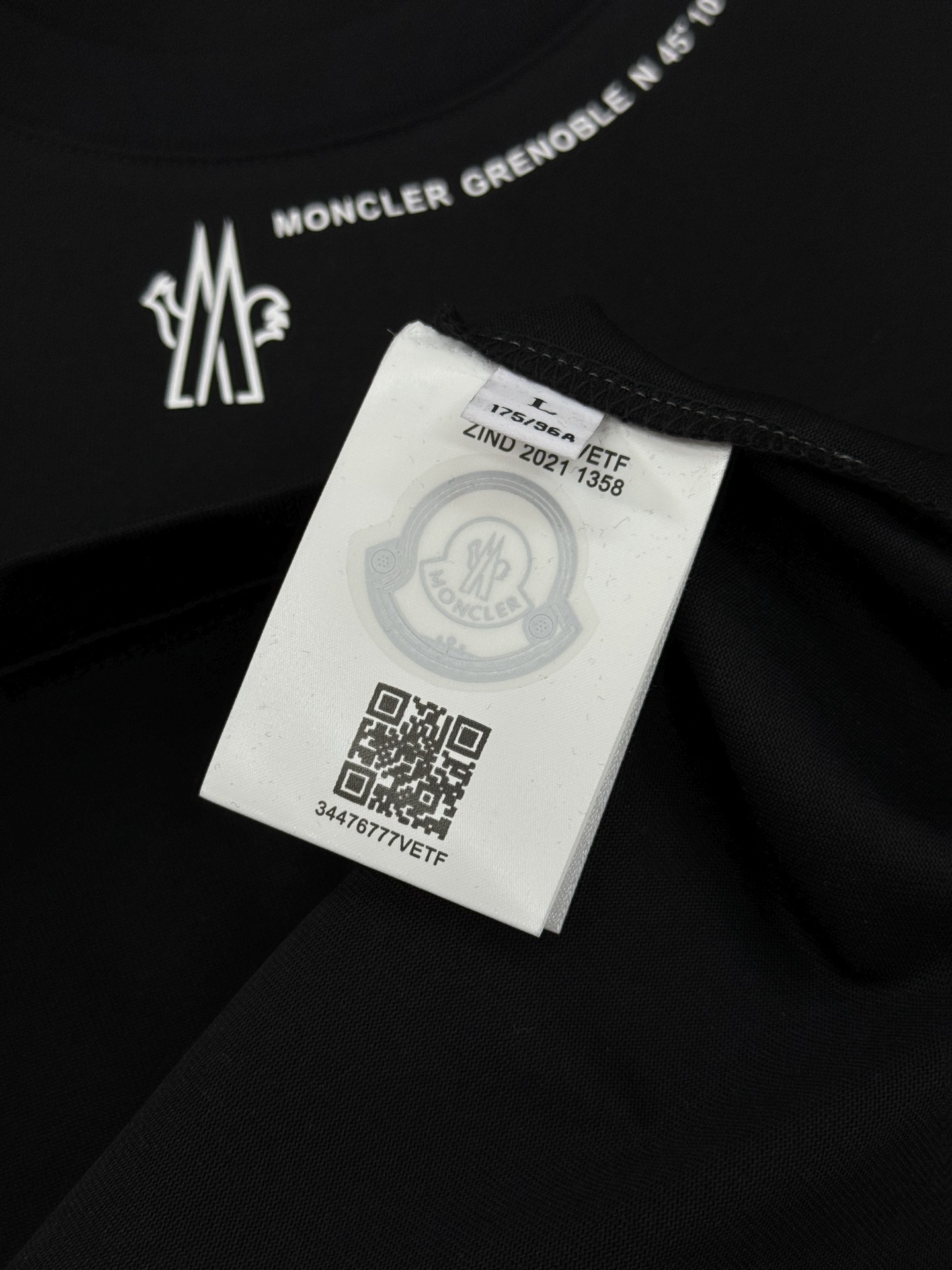 
⚜️Moncler 蒙-口2025ss 短袖T恤，领口下方经典品牌字母设计.袖子搭配原版小帽子.240