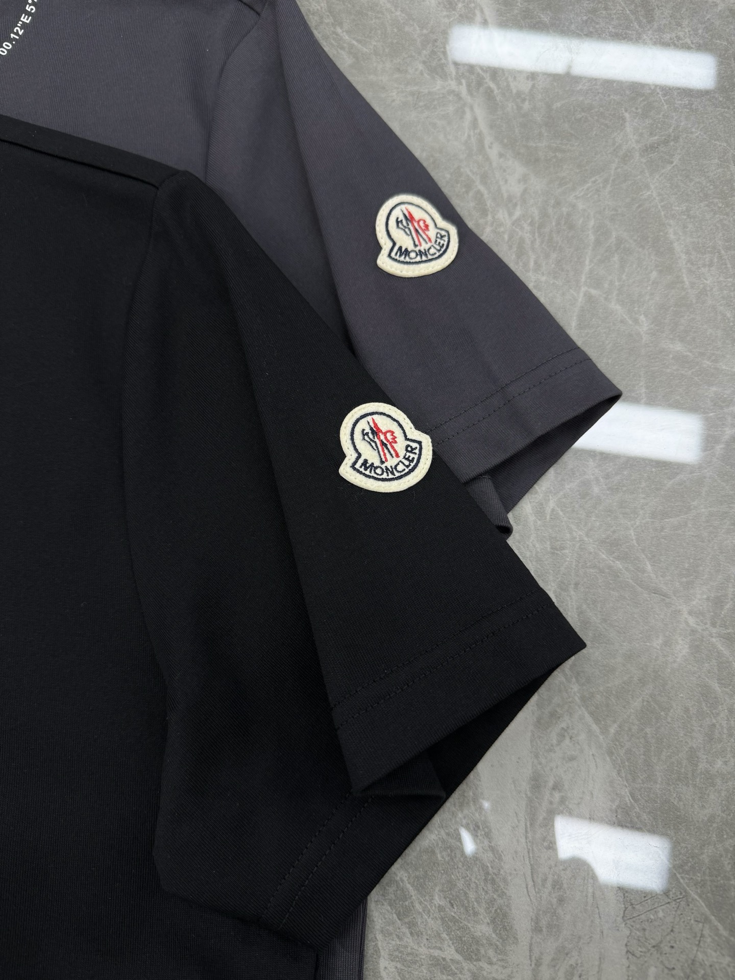 
⚜️Moncler 蒙-口2025ss 短袖T恤，领口下方经典品牌字母设计.袖子搭配原版小帽子.240