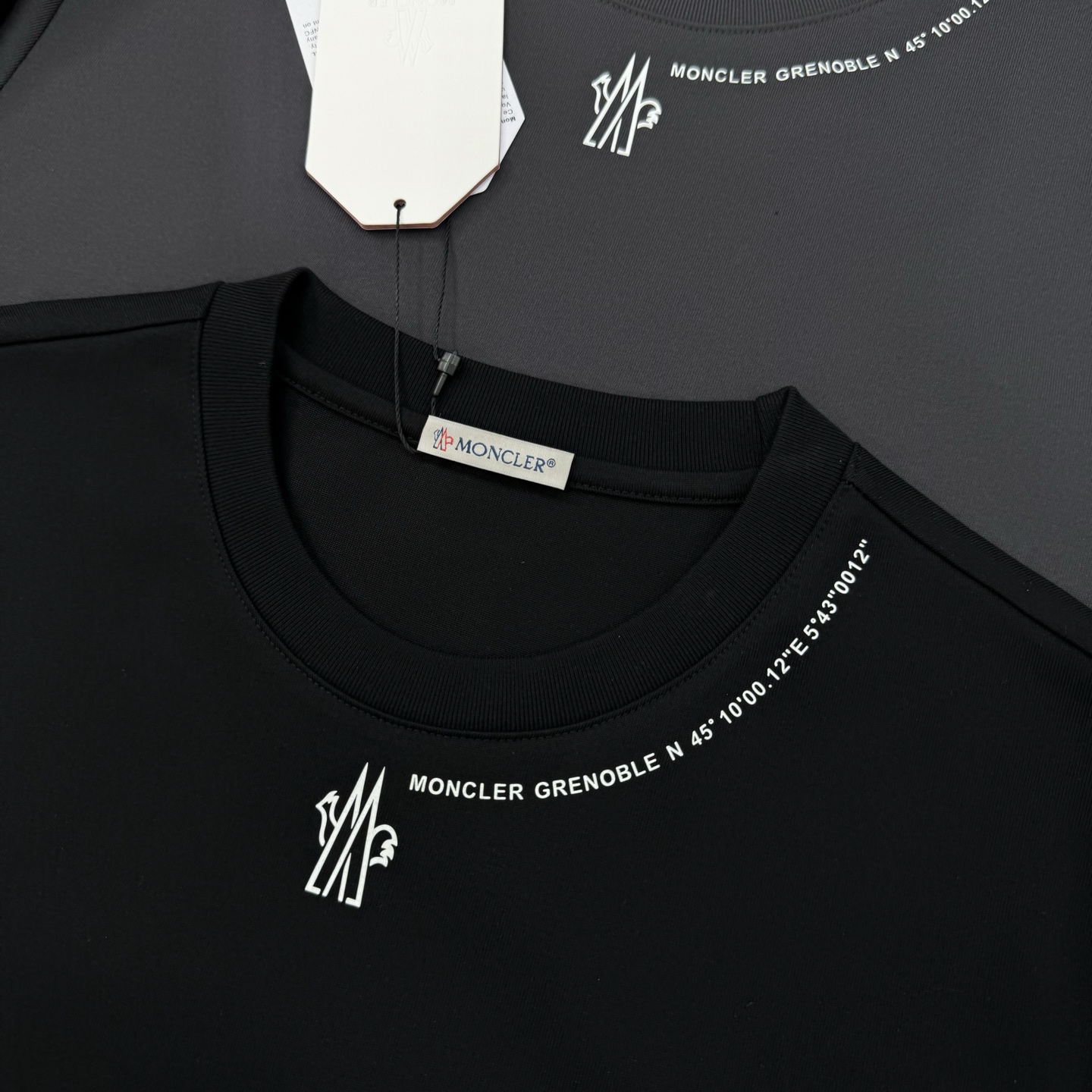
⚜️Moncler 蒙-口2025ss 短袖T恤，领口下方经典品牌字母设计.袖子搭配原版小帽子.240