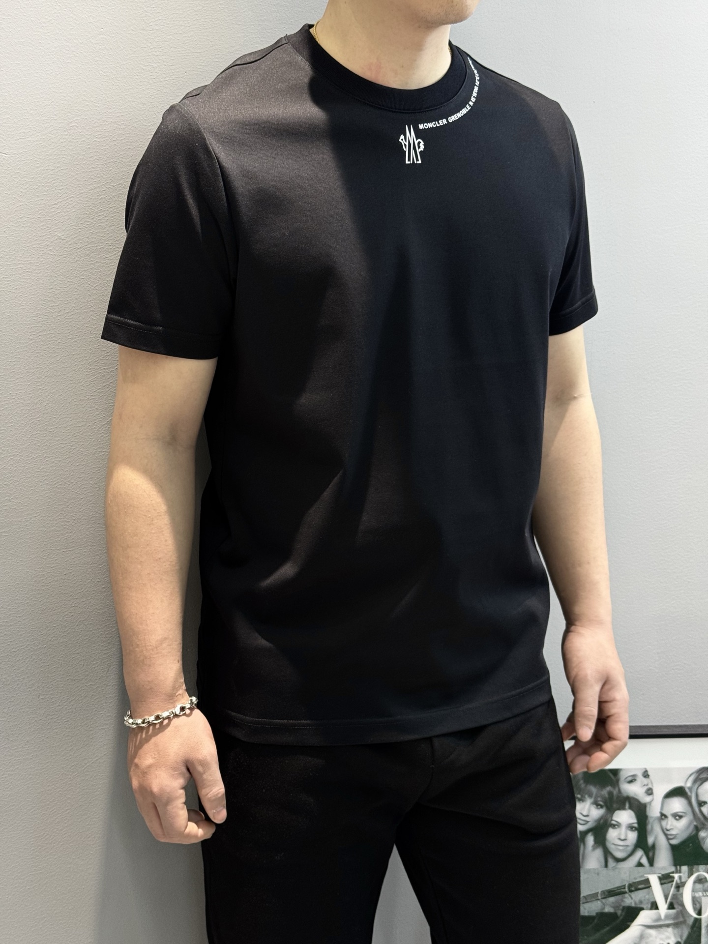 
⚜️Moncler 蒙-口2025ss 短袖T恤，领口下方经典品牌字母设计.袖子搭配原版小帽子.240