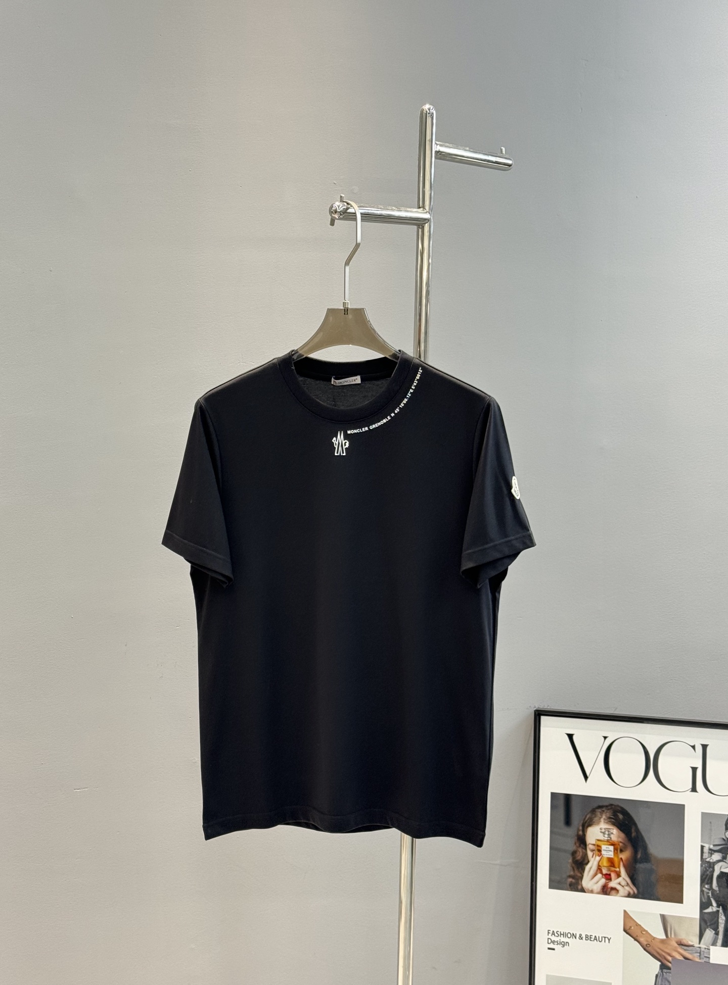 
⚜️Moncler 蒙-口2025ss 短袖T恤，领口下方经典品牌字母设计.袖子搭配原版小帽子.240