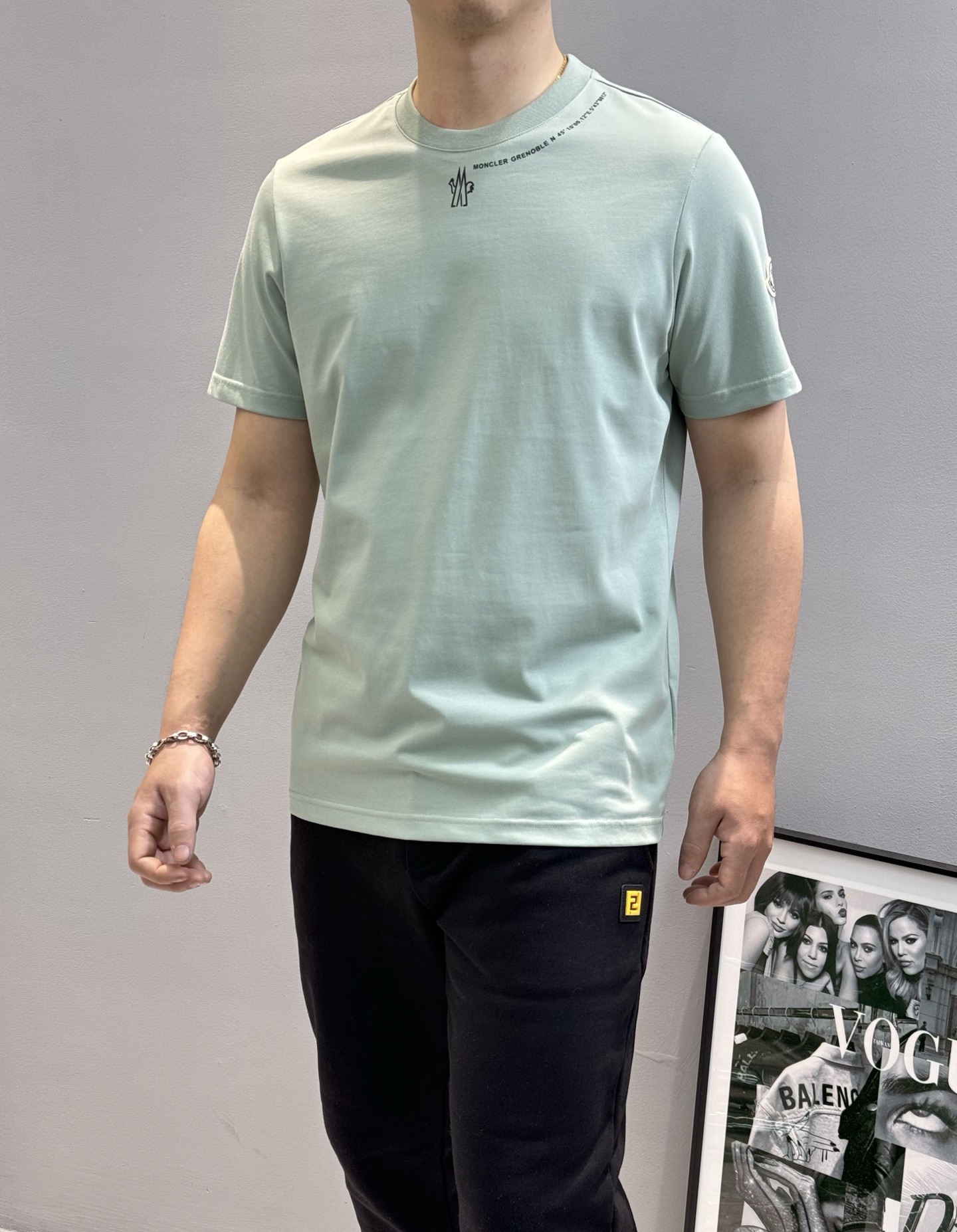 
⚜️Moncler 蒙-口2025ss 短袖T恤，领口下方经典品牌字母设计.袖子搭配原版小帽子.240