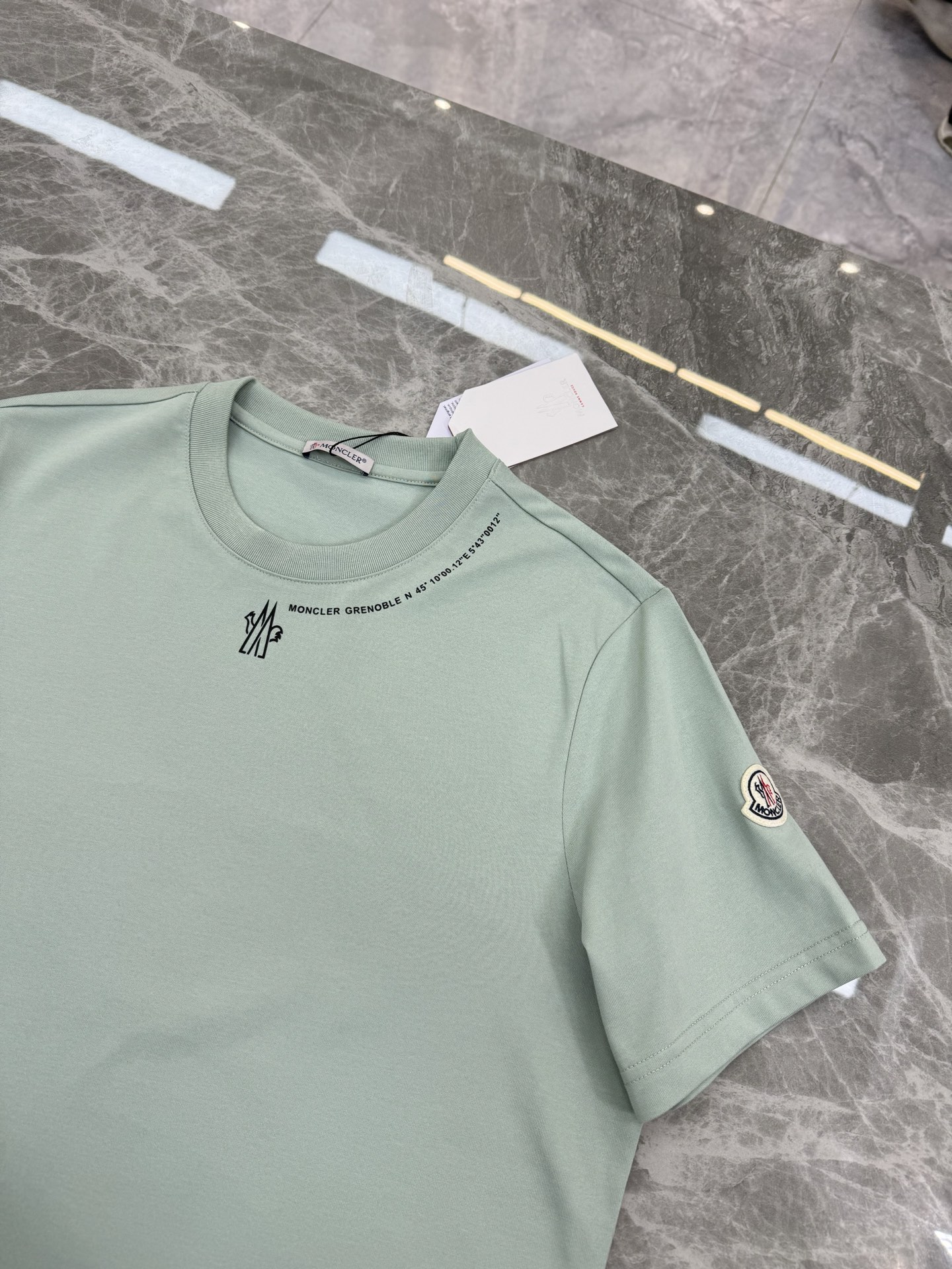 
⚜️Moncler 蒙-口2025ss 短袖T恤，领口下方经典品牌字母设计.袖子搭配原版小帽子.240