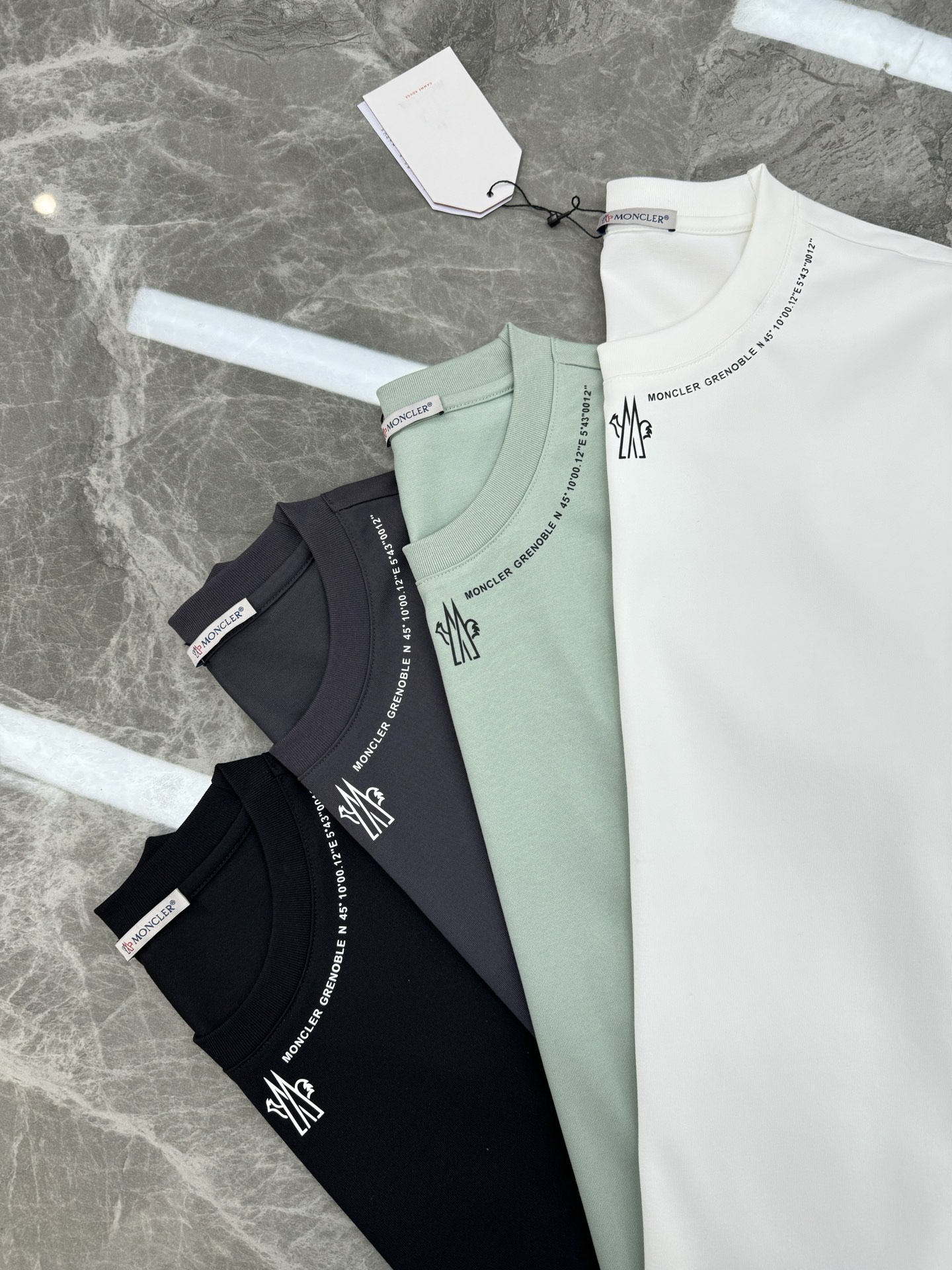 
⚜️Moncler 蒙-口2025ss 短袖T恤，领口下方经典品牌字母设计.袖子搭配原版小帽子.240
