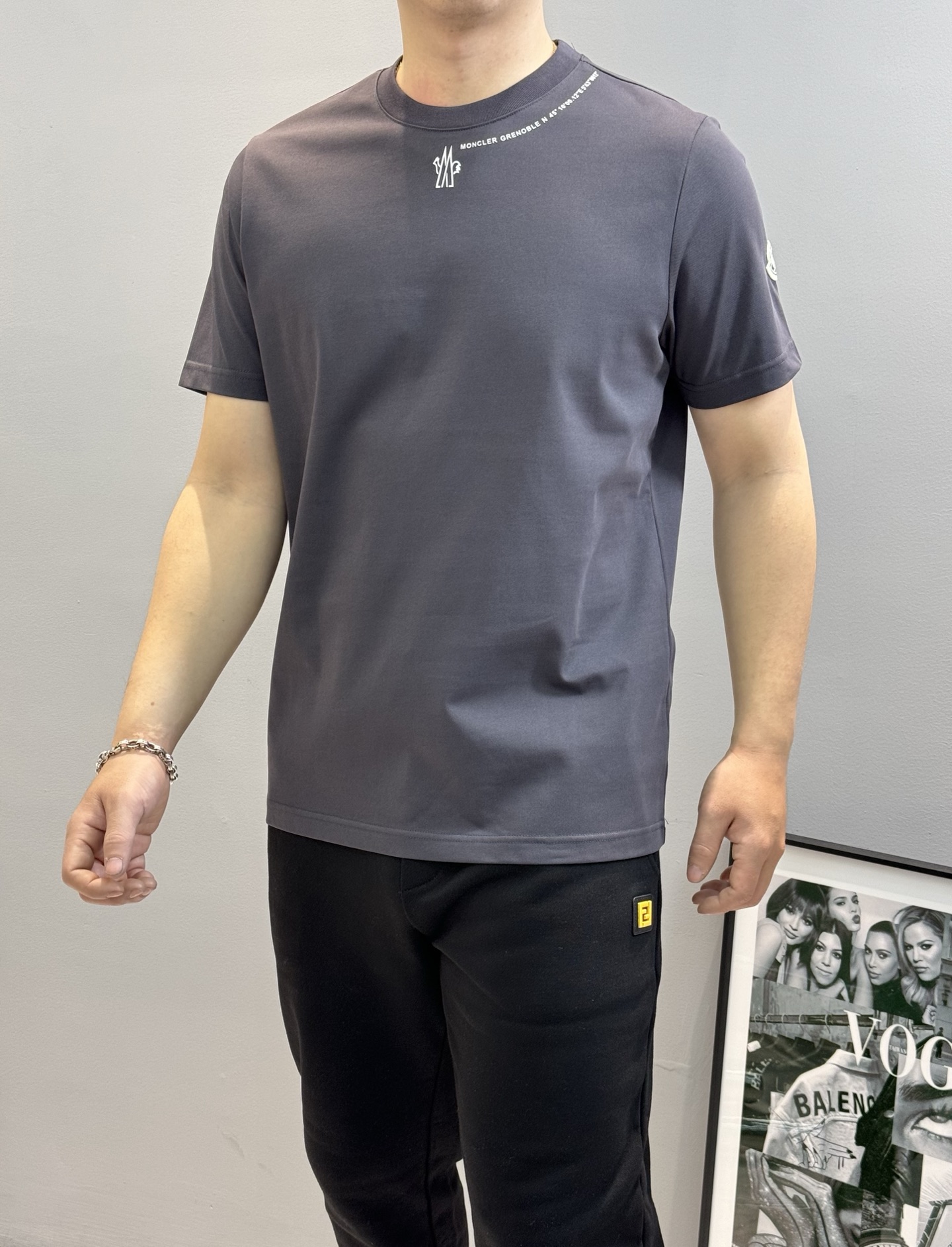 
⚜️Moncler 蒙-口2025ss 短袖T恤，领口下方经典品牌字母设计.袖子搭配原版小帽子.240