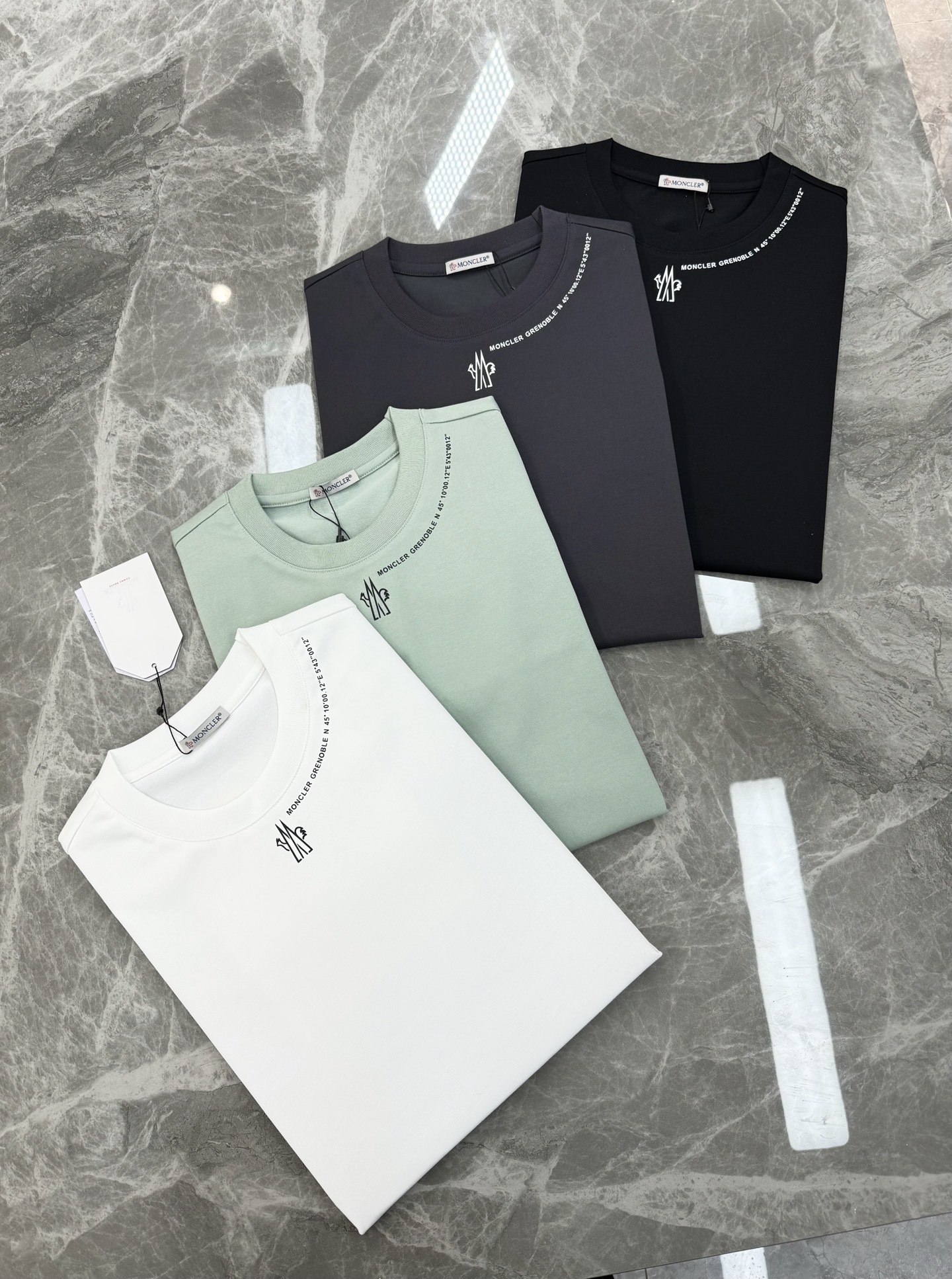 
⚜️Moncler 蒙-口2025ss 短袖T恤，领口下方经典品牌字母设计.袖子搭配原版小帽子.240