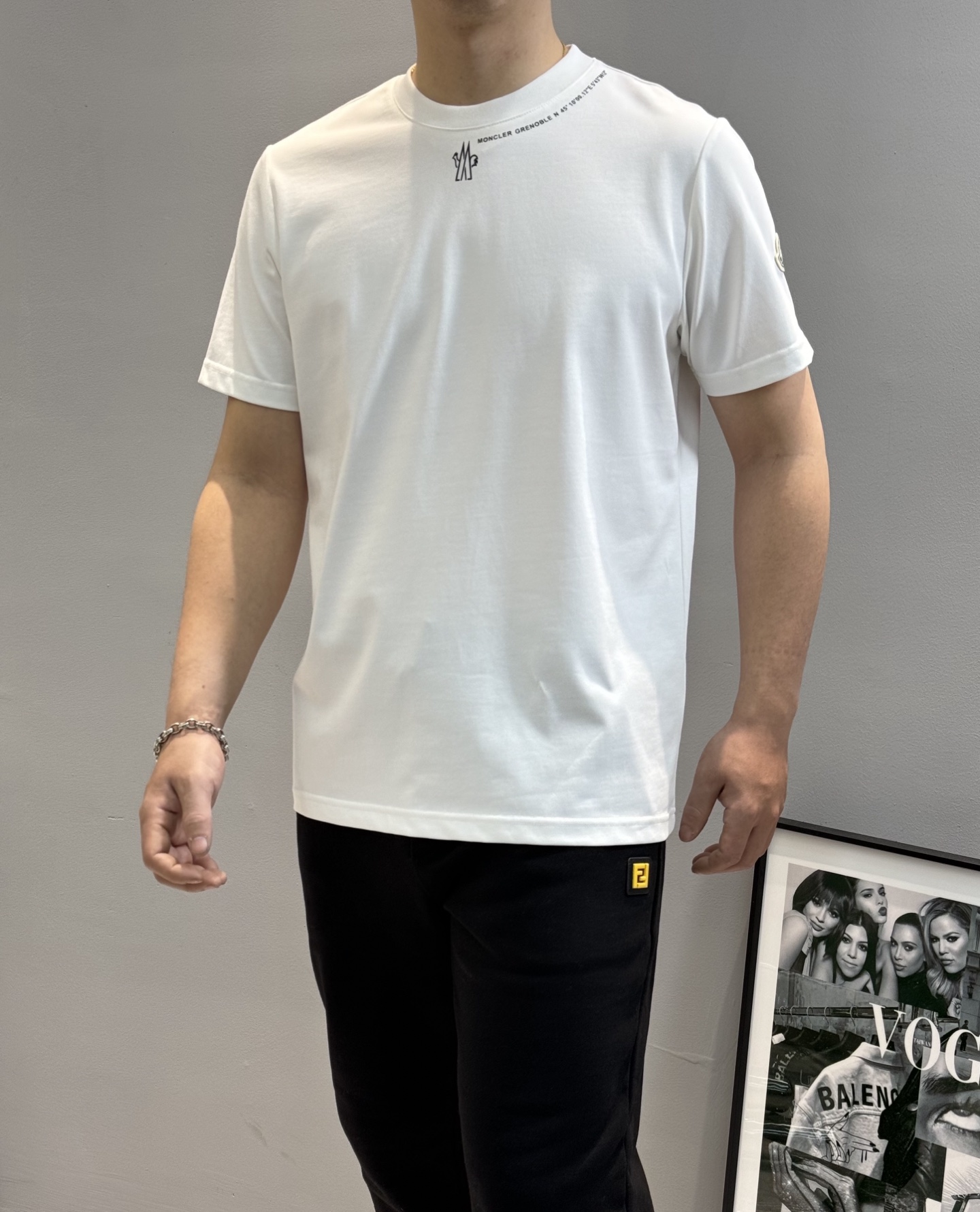 
⚜️Moncler 蒙-口2025ss 短袖T恤，领口下方经典品牌字母设计.袖子搭配原版小帽子.240