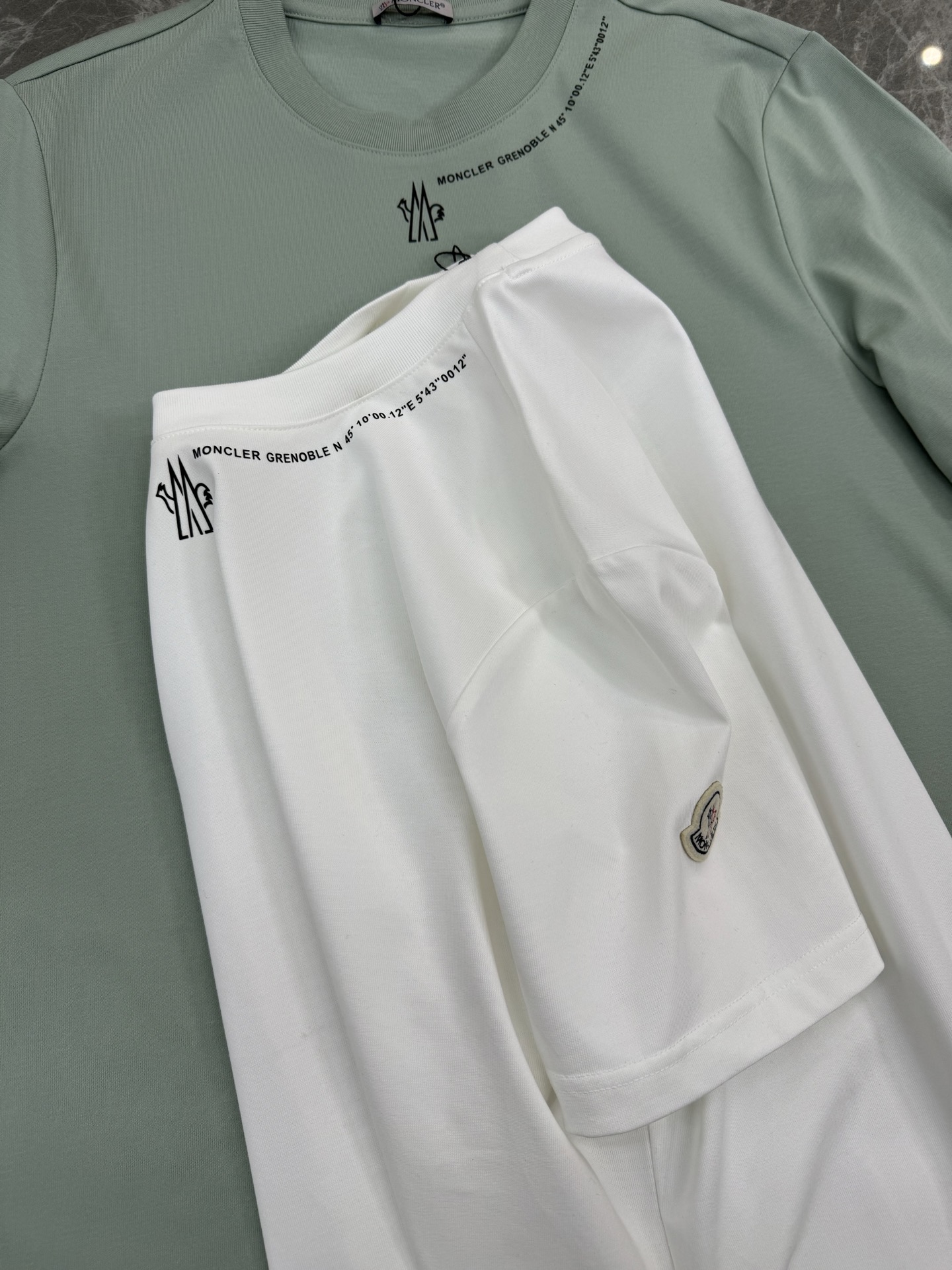 
⚜️Moncler 蒙-口2025ss 短袖T恤，领口下方经典品牌字母设计.袖子搭配原版小帽子.240