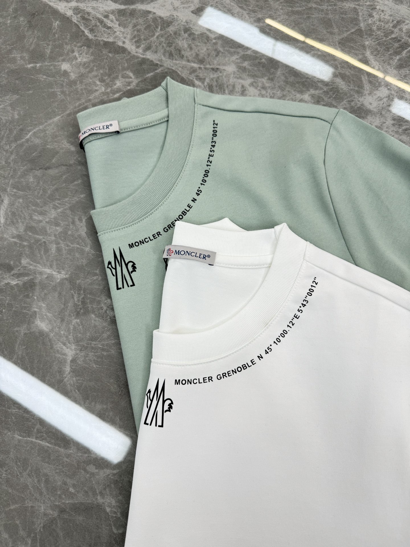 
⚜️Moncler 蒙-口2025ss 短袖T恤，领口下方经典品牌字母设计.袖子搭配原版小帽子.240